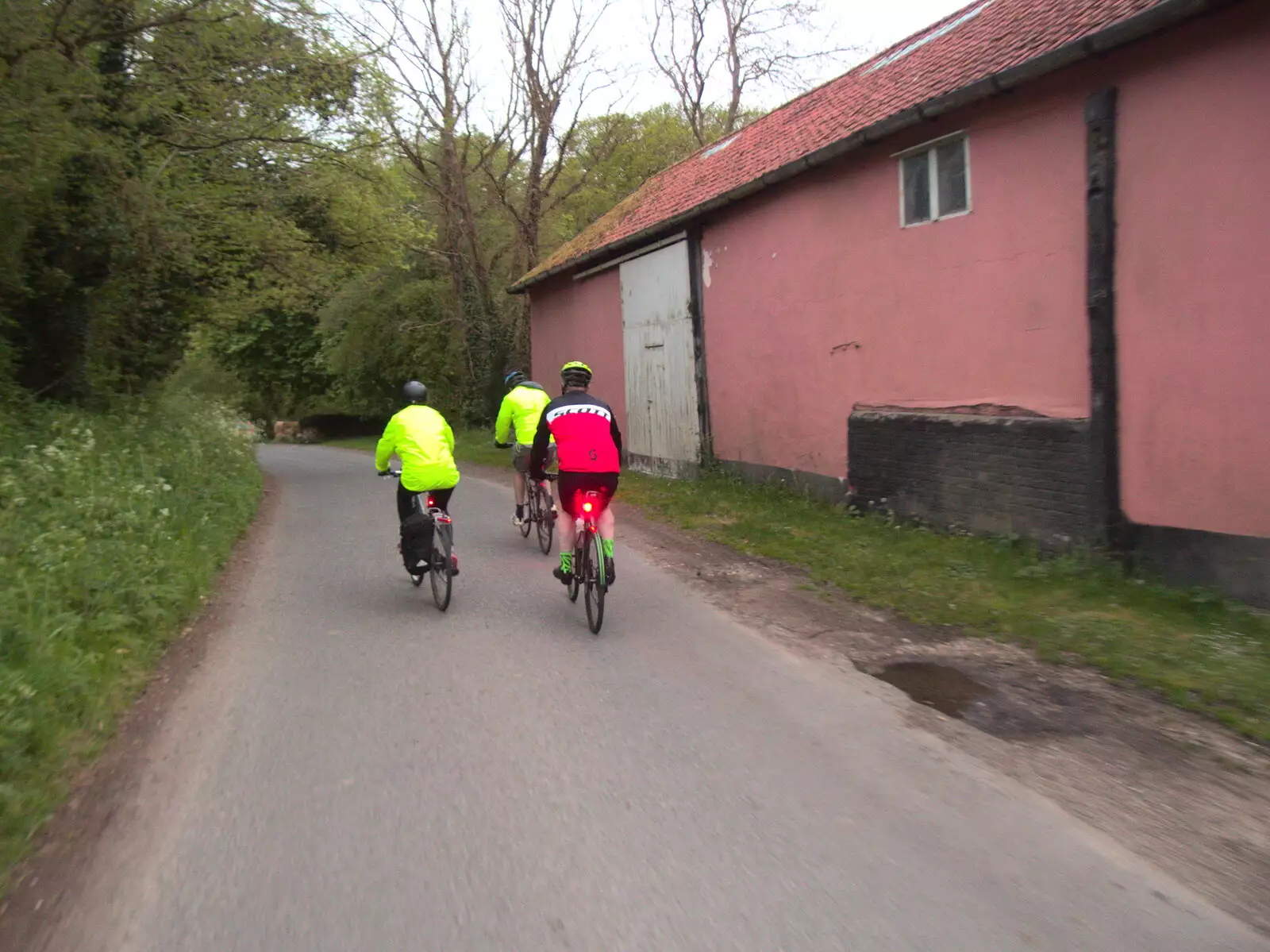 Passing a pink barn near Syleham, from The BSCC at the King's Head, Brockdish, Norfolk - 13th May 2021