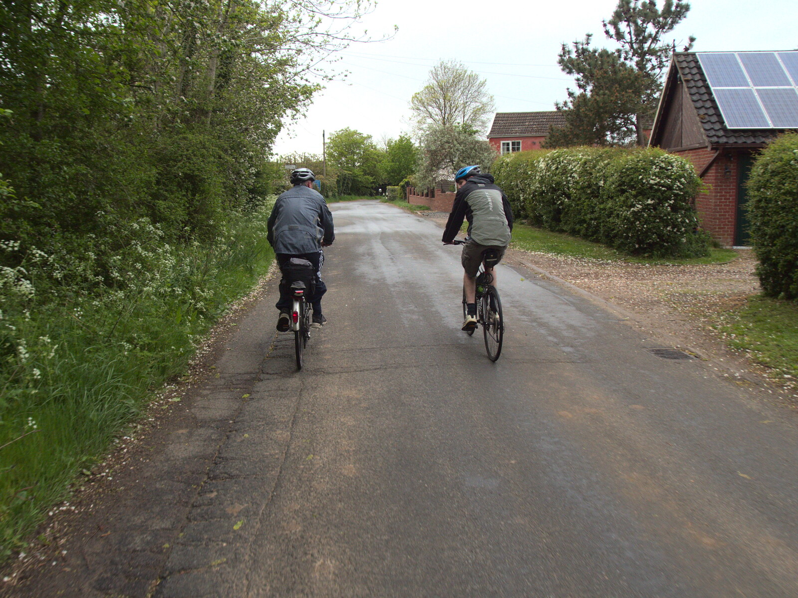 We head off up the road to Thrandeston from The BSCC at the Ampersand Tap, Sawmills Road, Diss, Norfolk - 20th May 2021