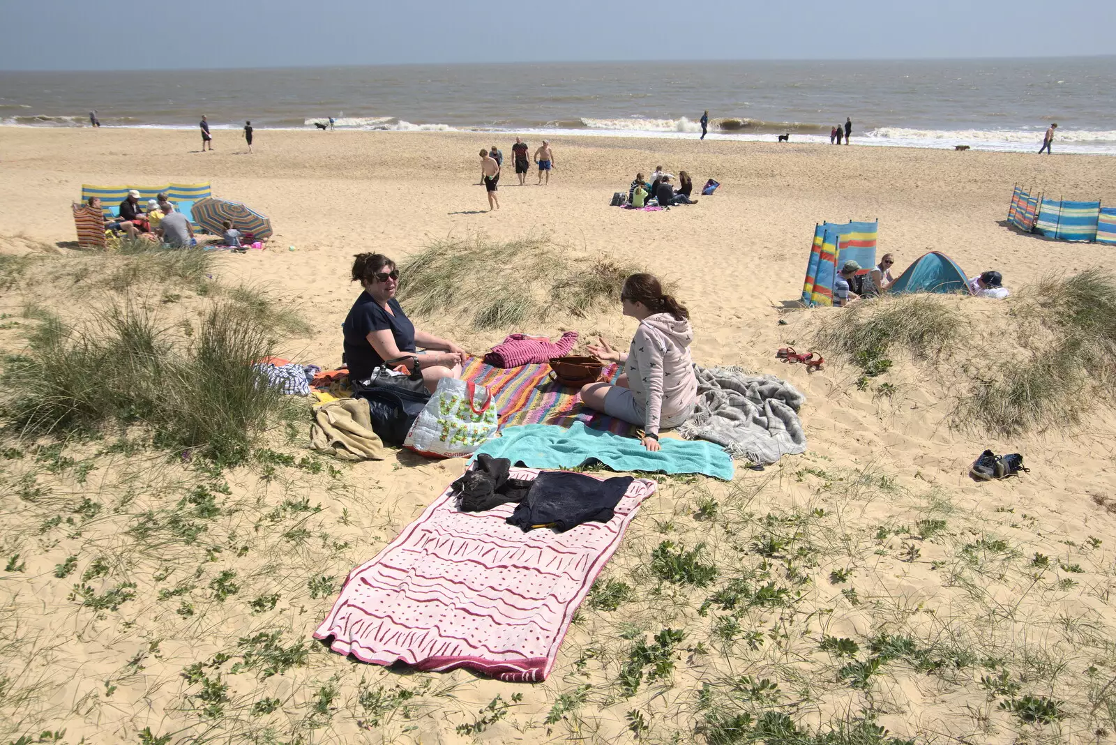 Sis and Isobel chat, from A Day at the Beach with Sis, Southwold, Suffolk - 31st May 2021