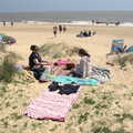 Sis and Isobel chat, A Day at the Beach with Sis, Southwold, Suffolk - 31st May 2021