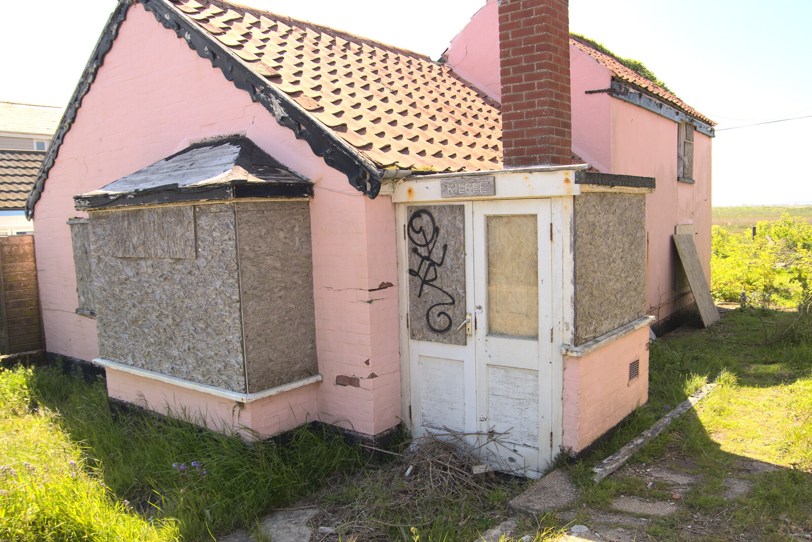 An implausibly-derelict house on Ferry Road from A Day at the Beach with Sis, Southwold, Suffolk - 31st May 2021