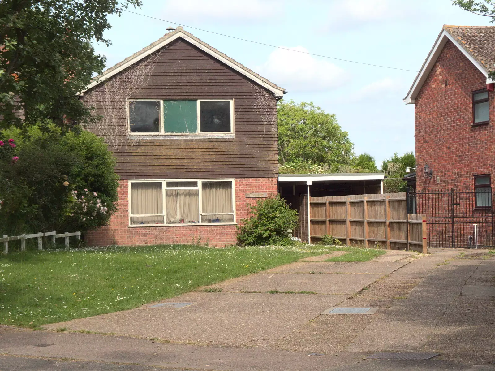 A derelict-looking house in Gislingham, from A BSCC Ride to Pulham Market, Norfolk - 17th June 2021