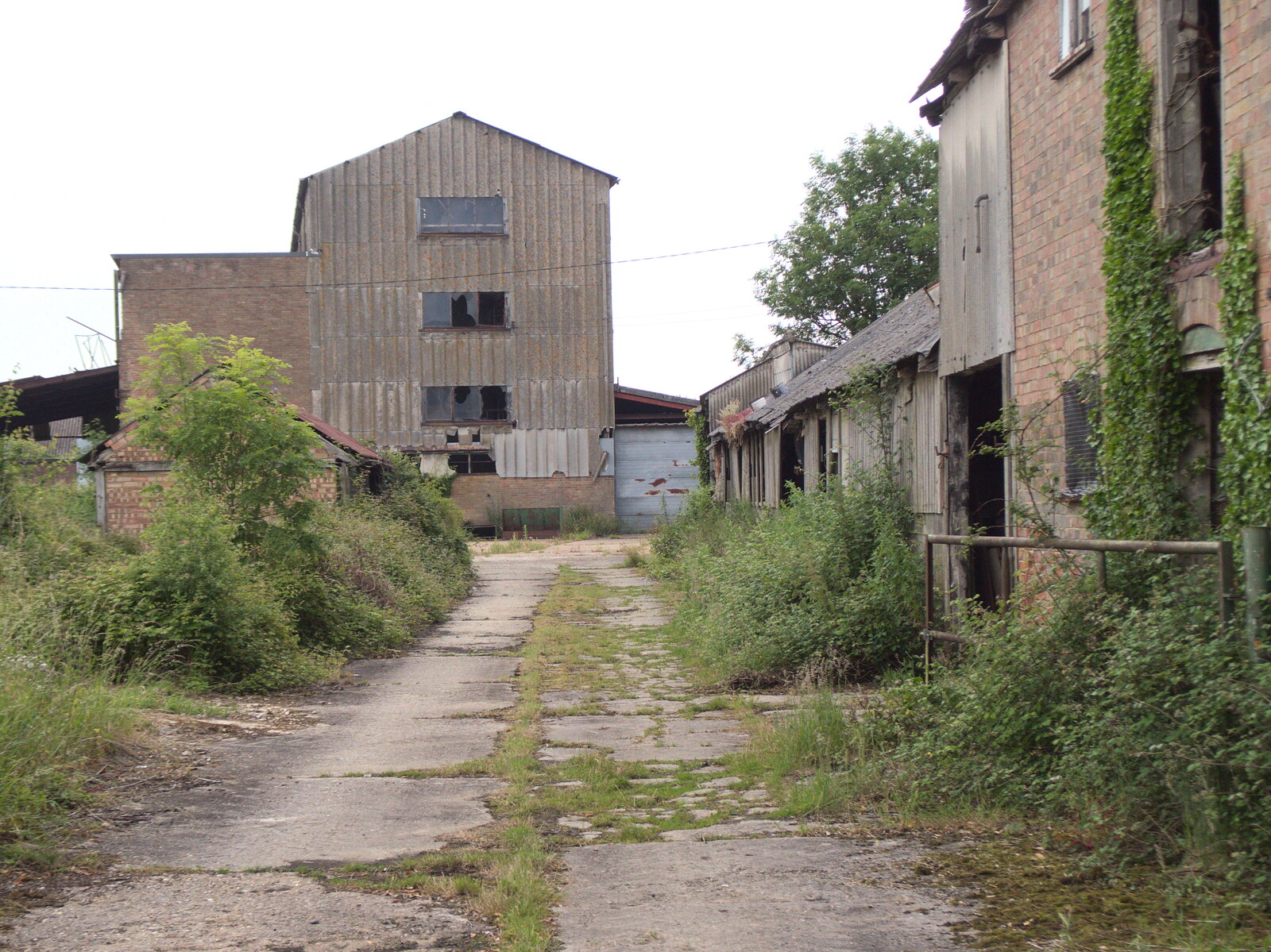 A derelict warehouse from The BSCC at Earl Soham and at Colin and Jill's, Eye, Suffolk - 26th June 2021