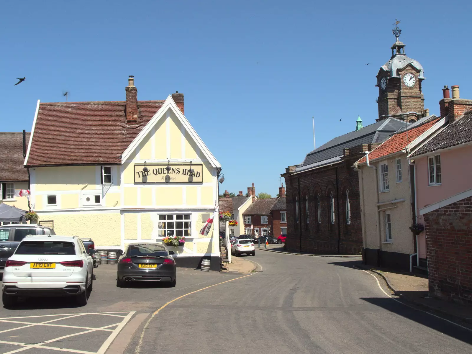 The Queen's Head and town hall on Cross Street, from Hares, Tortoises and Station 119, Eye, Suffolk - 19th July 2021