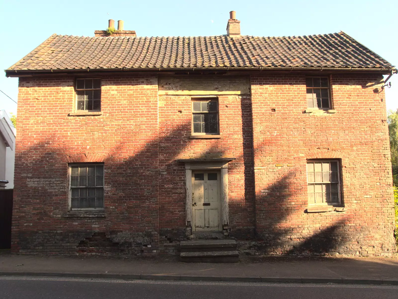 Derelict house on Magdalen Street, from Hares, Tortoises and Station 119, Eye, Suffolk - 19th July 2021