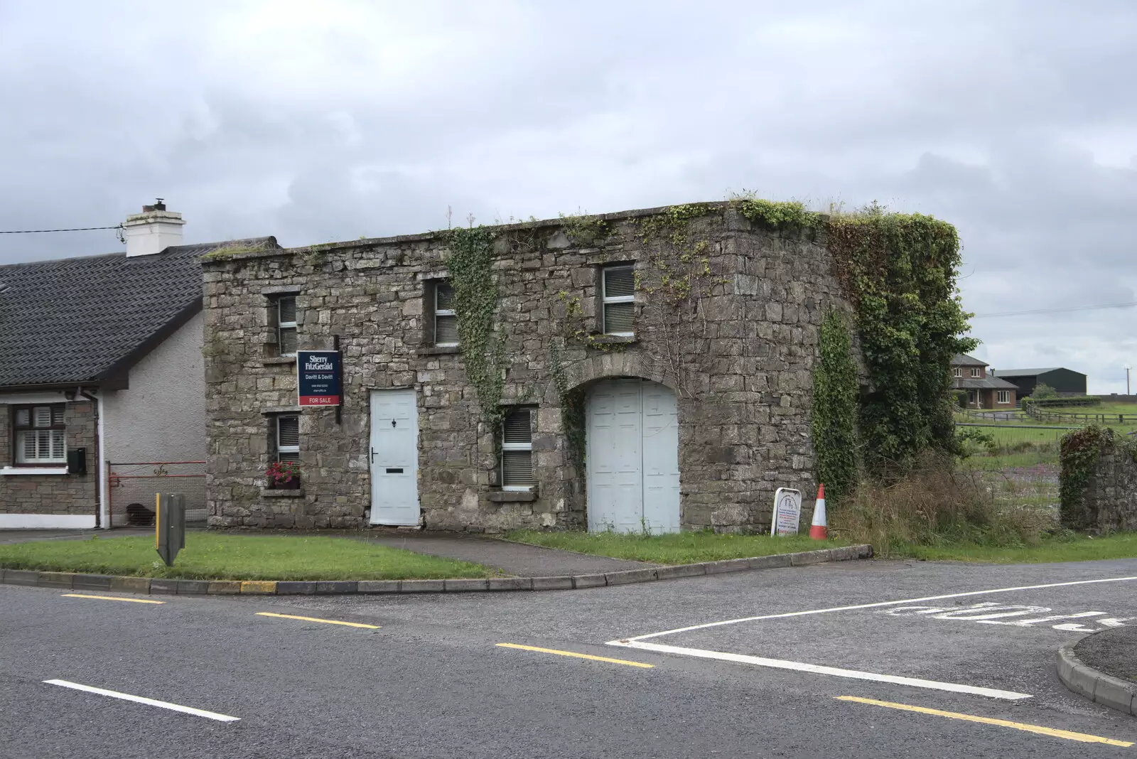 A derelict house, which has lost its roof, from Pints of Guinness and Streedagh Beach, Grange and Sligo, Ireland - 9th August 2021