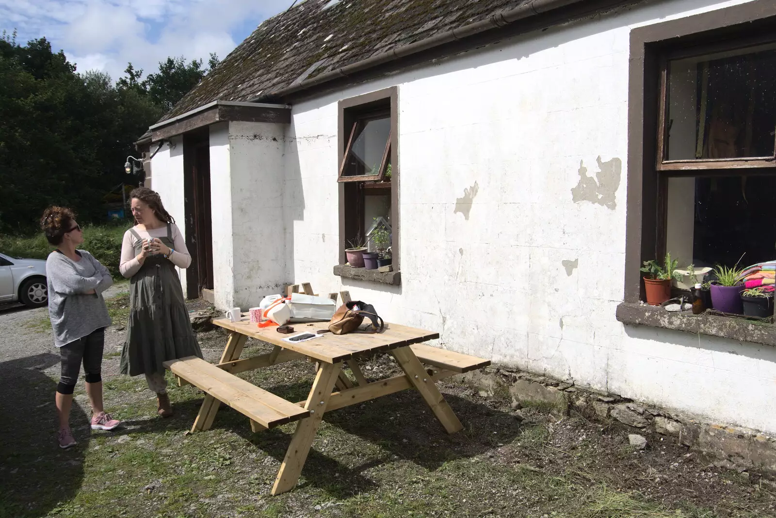 Evelyn and Davida chat, from Pints of Guinness and Streedagh Beach, Grange and Sligo, Ireland - 9th August 2021