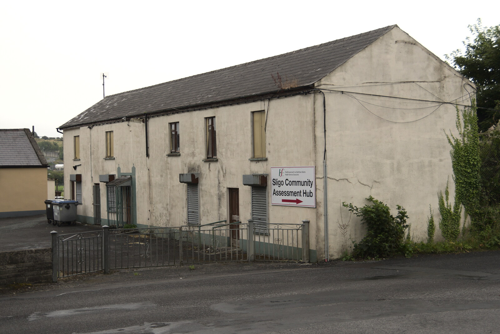Pints of Guinness and Streedagh Beach, Grange and Sligo, Ireland - 9th August 2021: A derelict building near Benbulben Court
