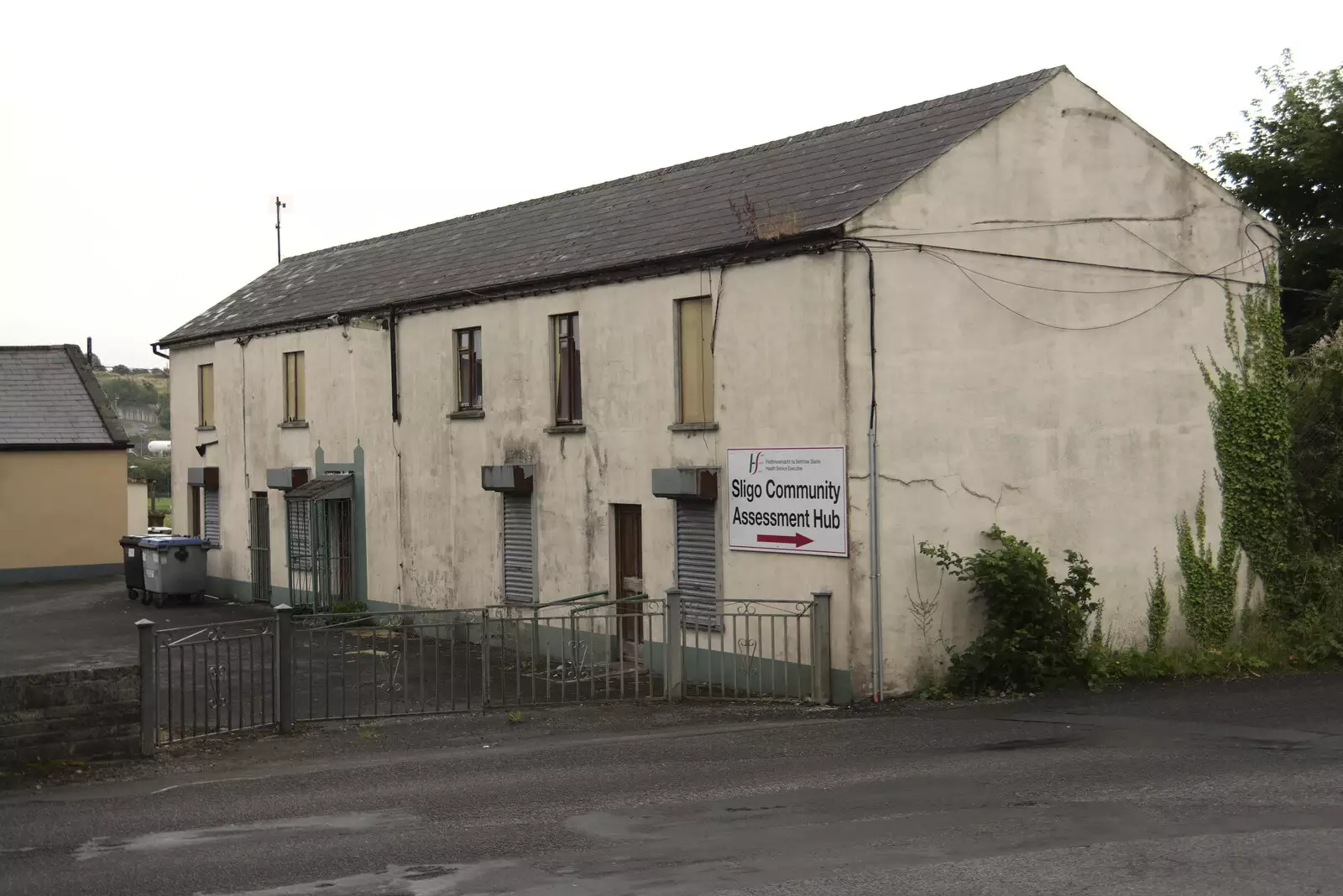 A derelict building near Benbulben Court, from Pints of Guinness and Streedagh Beach, Grange and Sligo, Ireland - 9th August 2021