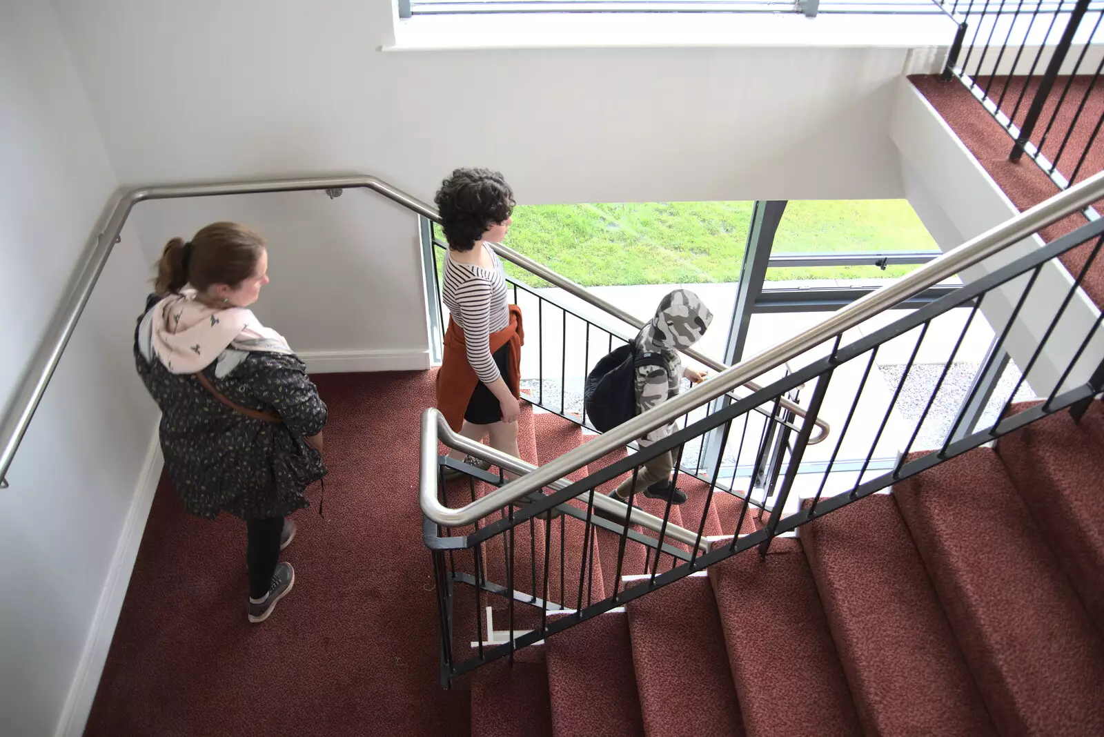 Isobel, Fern and Harry on the stairs, from Pints of Guinness and Streedagh Beach, Grange and Sligo, Ireland - 9th August 2021