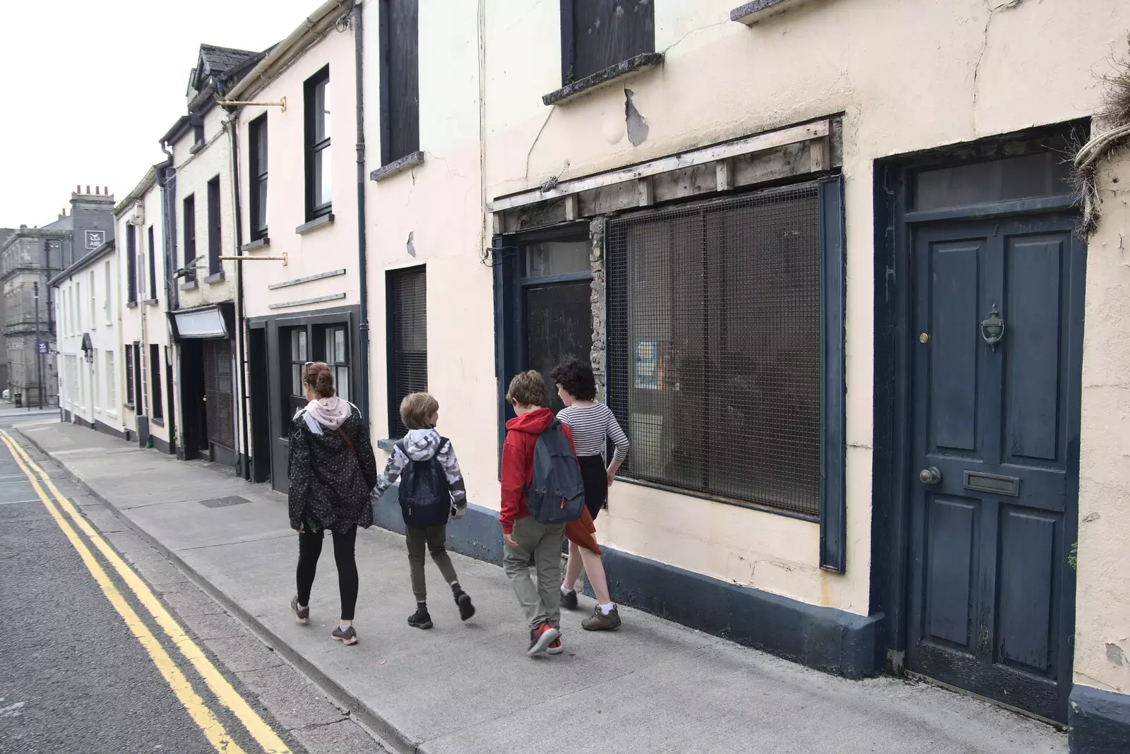 Walking past derelict shops, from Pints of Guinness and Streedagh Beach, Grange and Sligo, Ireland - 9th August 2021