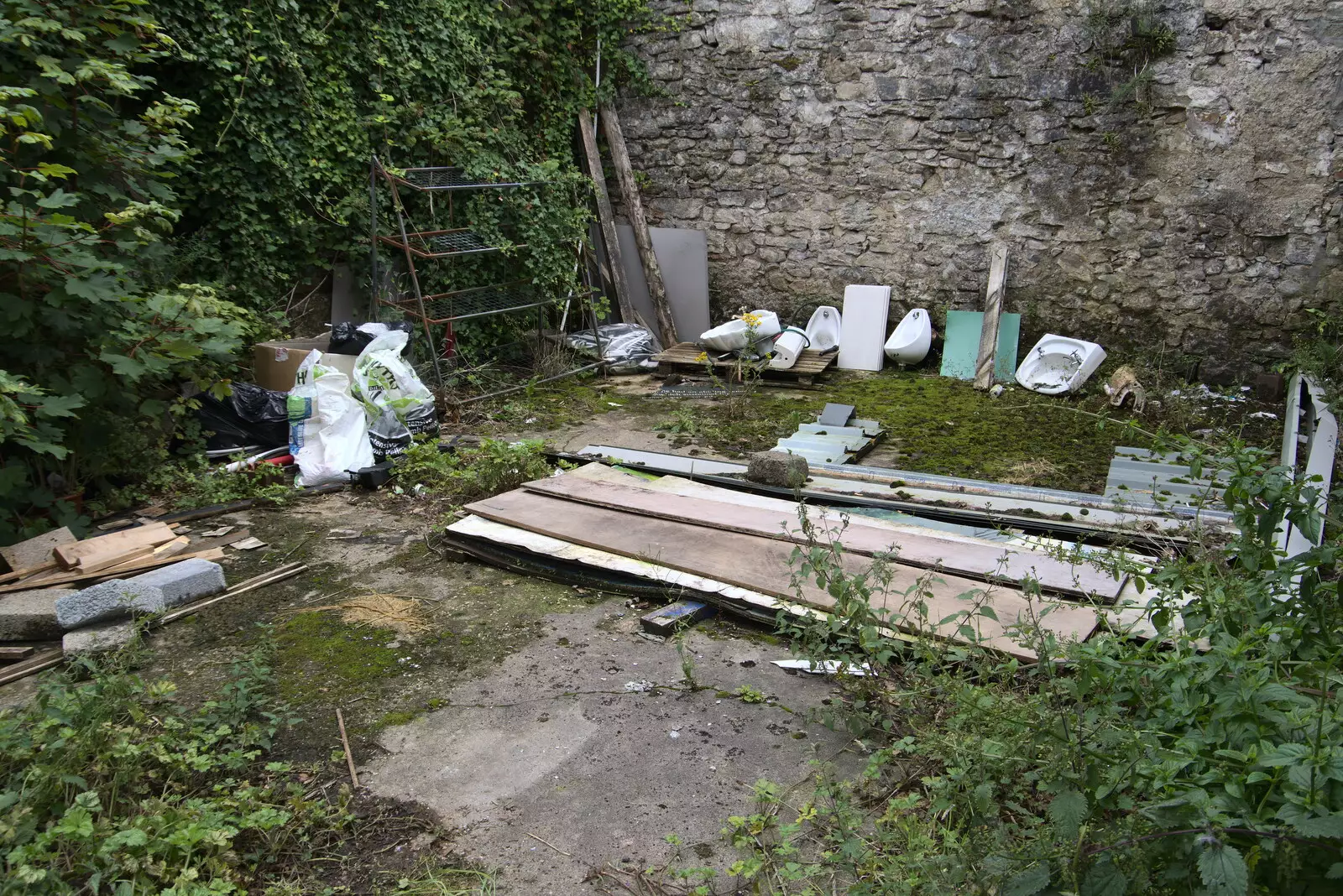 A good collection of toilets in a derelict building, from A Trip to Manorhamilton, County Leitrim, Ireland - 11th August 2021