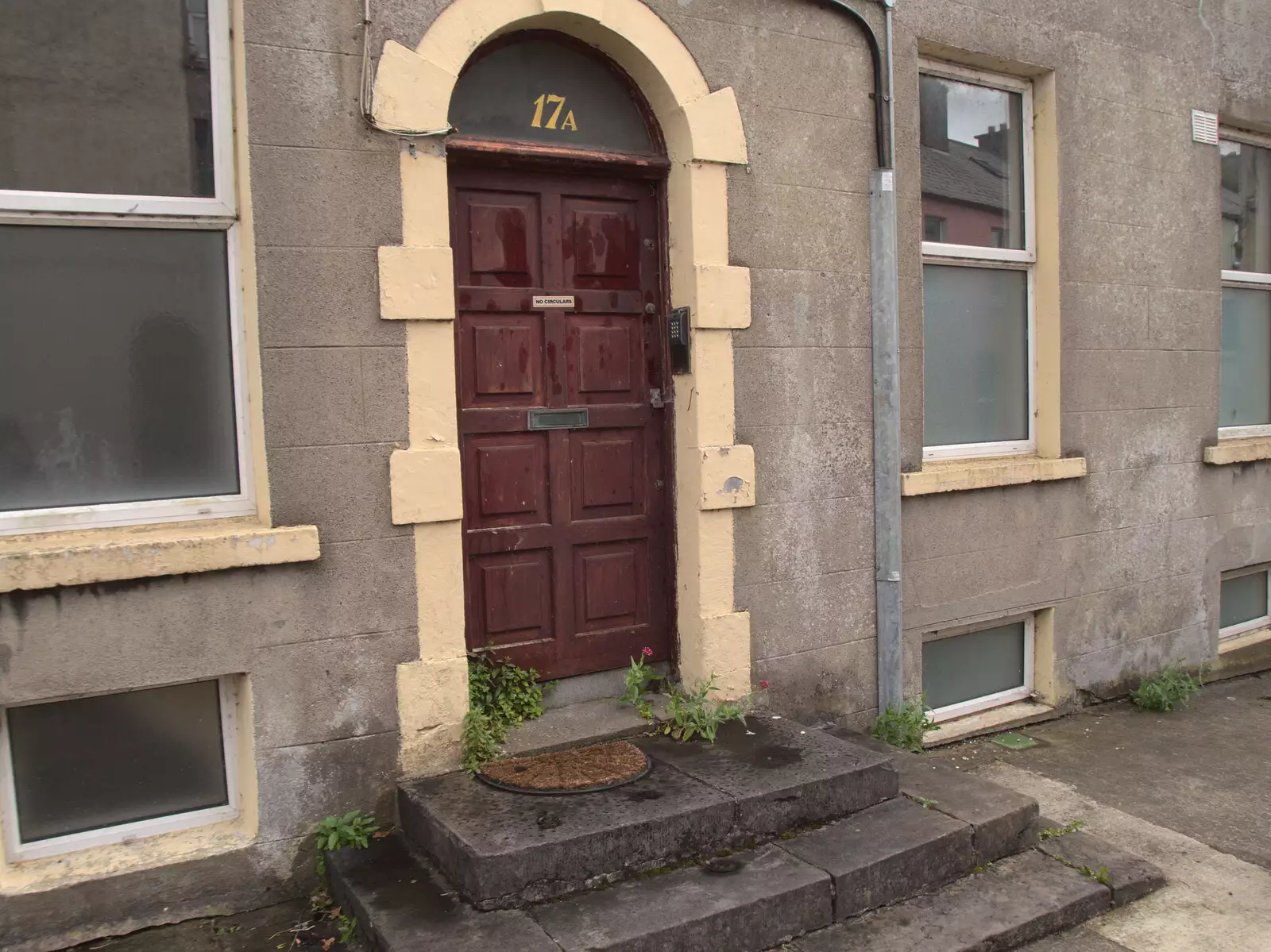 An overgrown doorstep, from Walks Around Benbulben and Carrowmore, County Sligo, Ireland - 13th August 2021