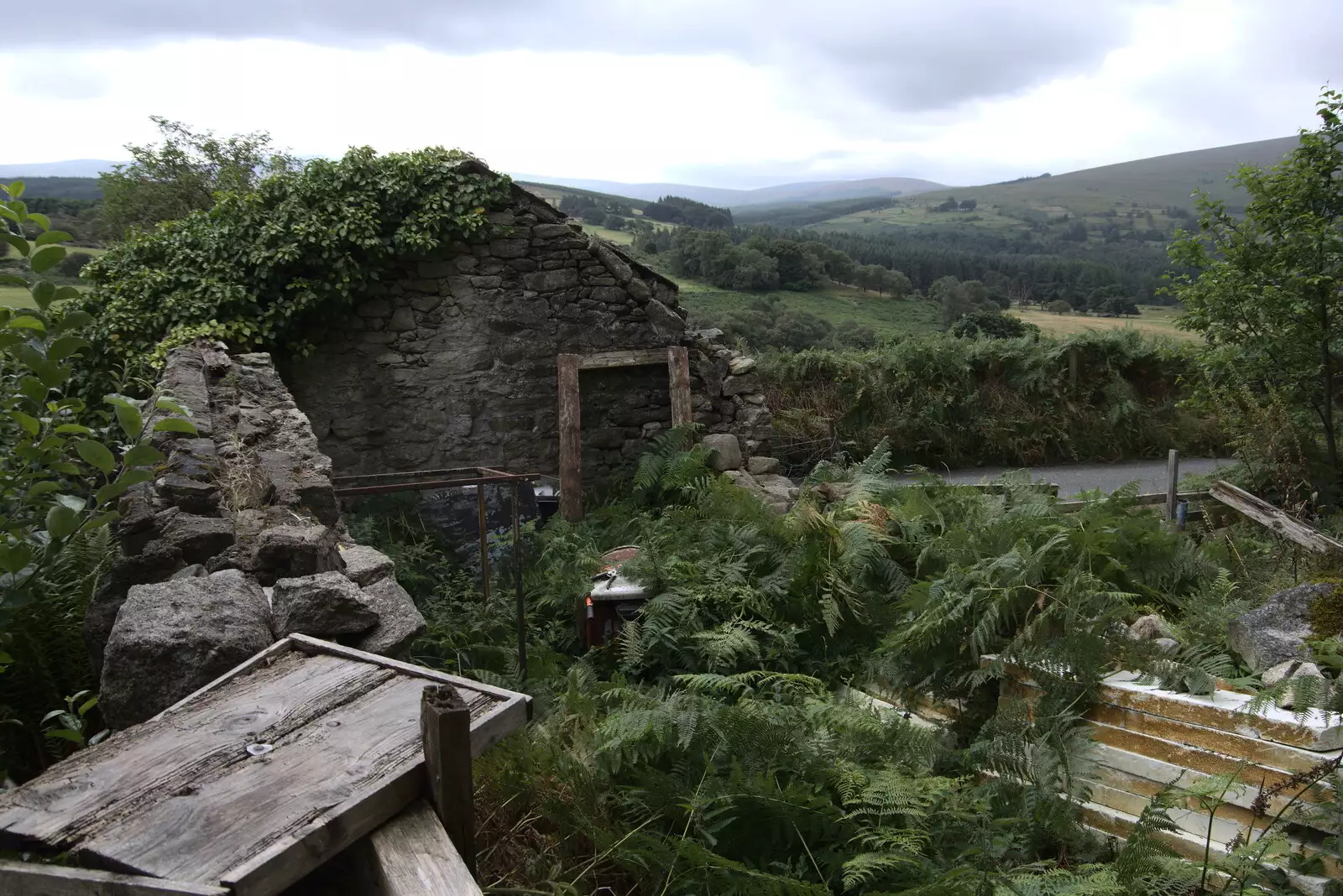 A derelict cottage or shed, from A Trip to Noddy's, and Dublin City Centre, Wicklow and Dublin, Ireland - 16th August 2021