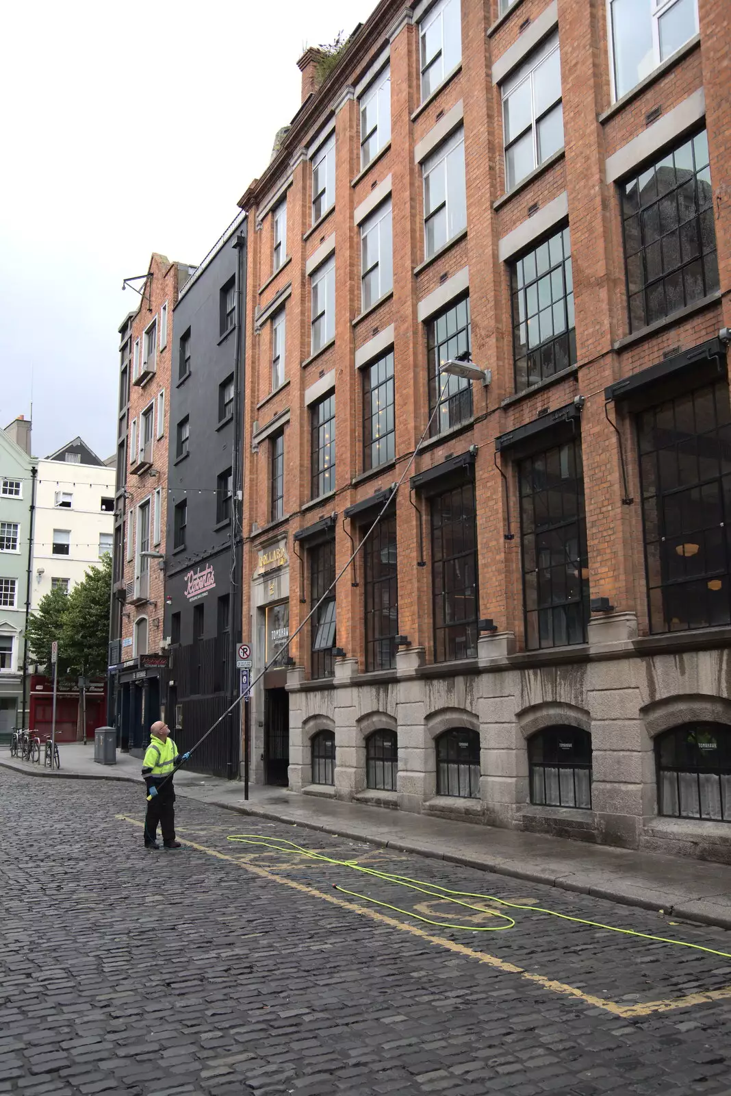 Some dude washes windows with a very long sponge, from A Trip to Noddy's, and Dublin City Centre, Wicklow and Dublin, Ireland - 16th August 2021