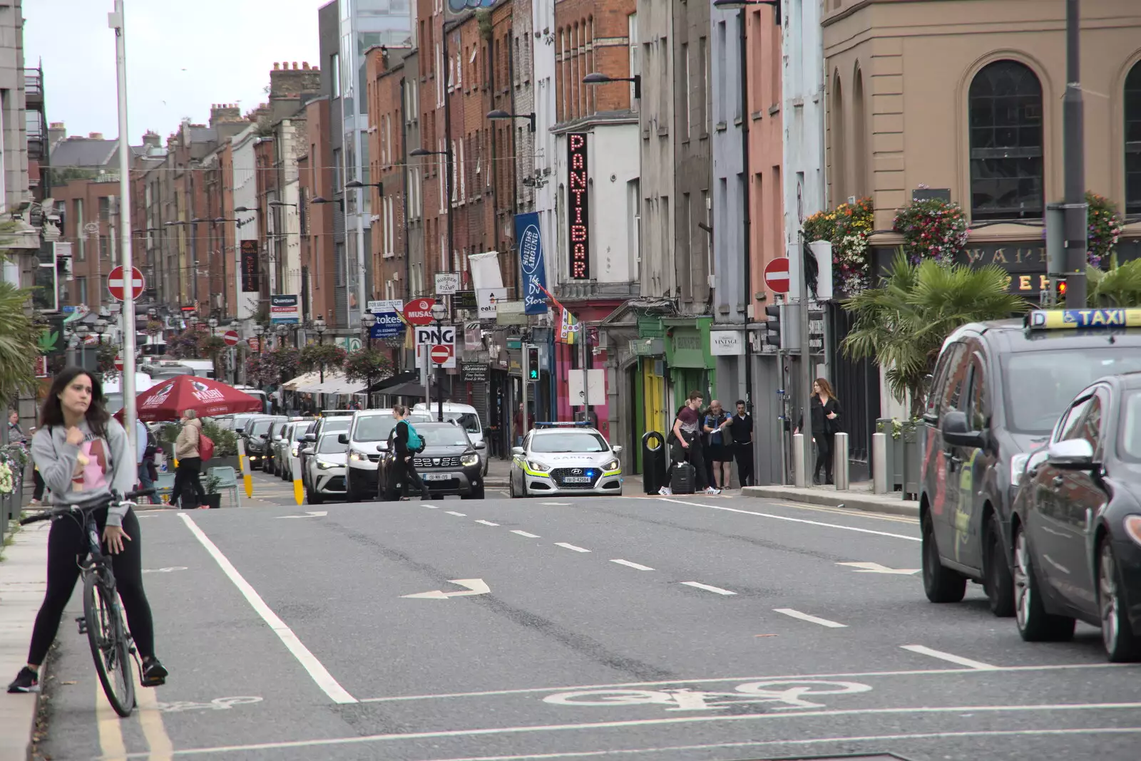 Gardai action on Capel Street, from A Trip to Noddy's, and Dublin City Centre, Wicklow and Dublin, Ireland - 16th August 2021