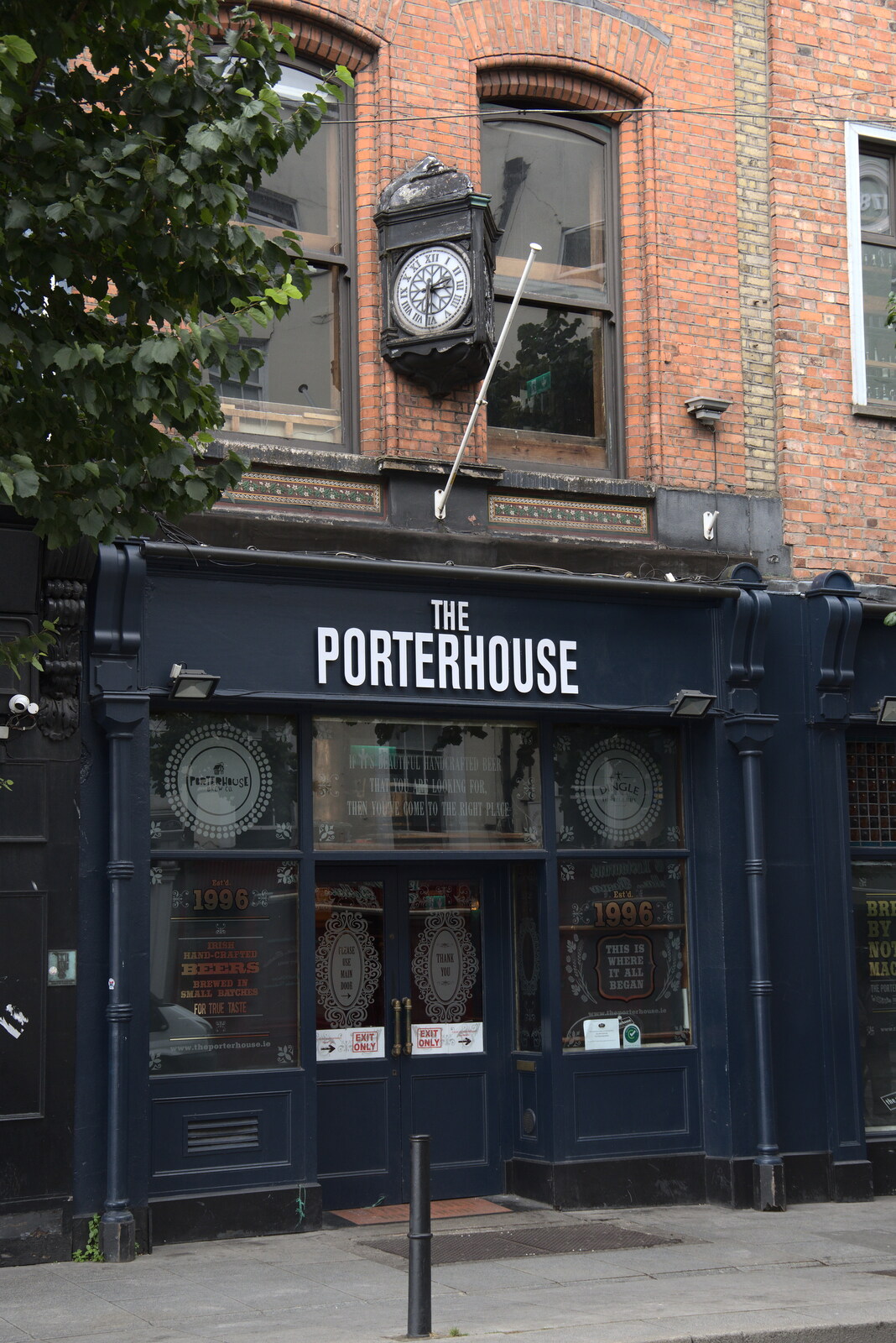 The Porterhouse on Parliament Street from A Trip to Noddy's, and Dublin City Centre, Wicklow and Dublin, Ireland - 16th August 2021
