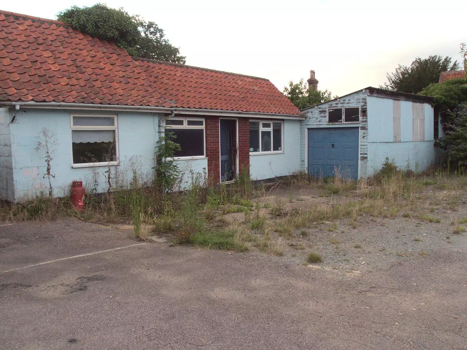 A derelict bungalow, which was used as offices, from The BSCC at The Crown, Dickleburgh, Norfolk - 19th August 2021