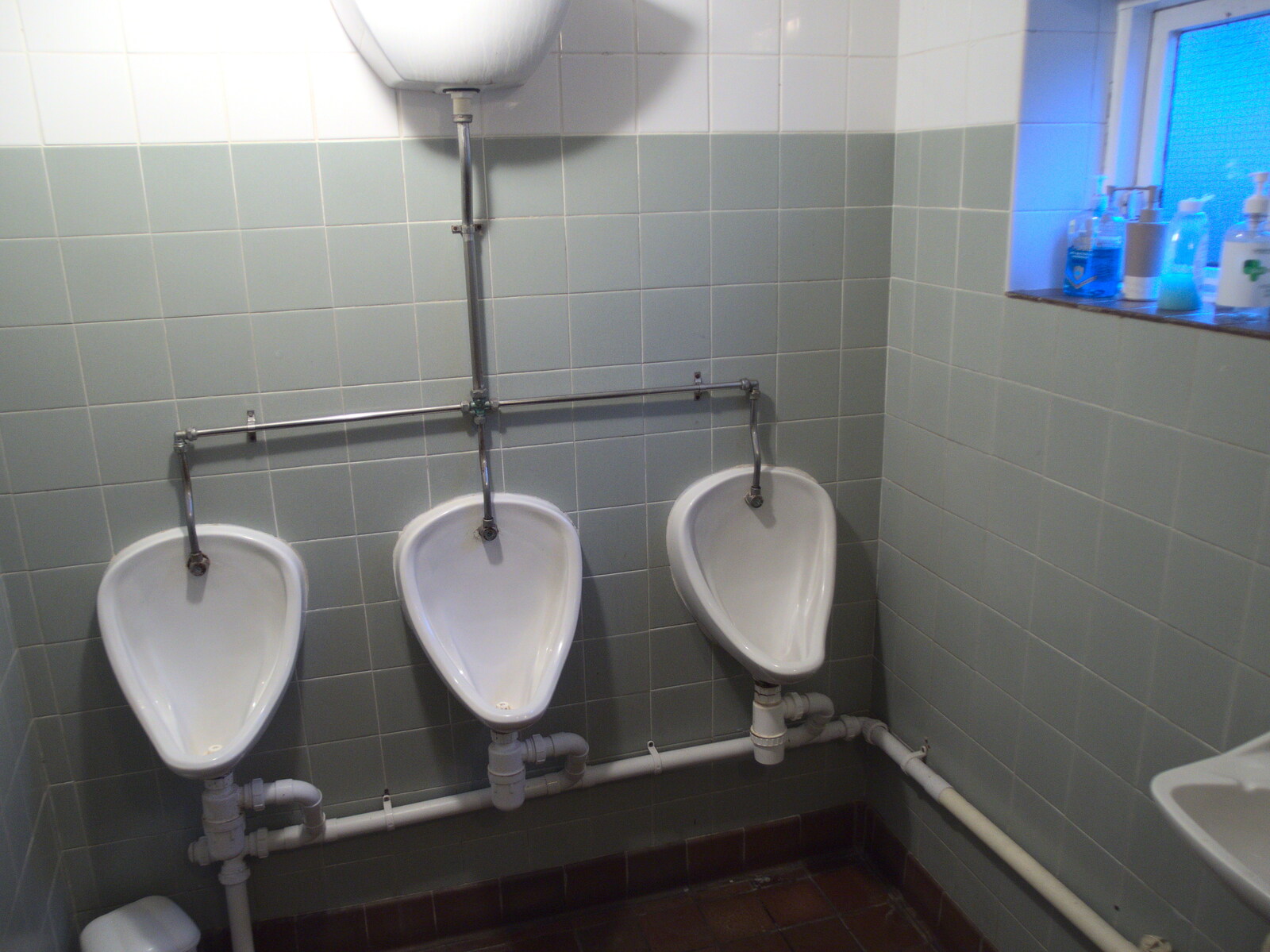 Urinals in standard pub three-up configuration from The BSCC at The Crown, Dickleburgh, Norfolk - 19th August 2021