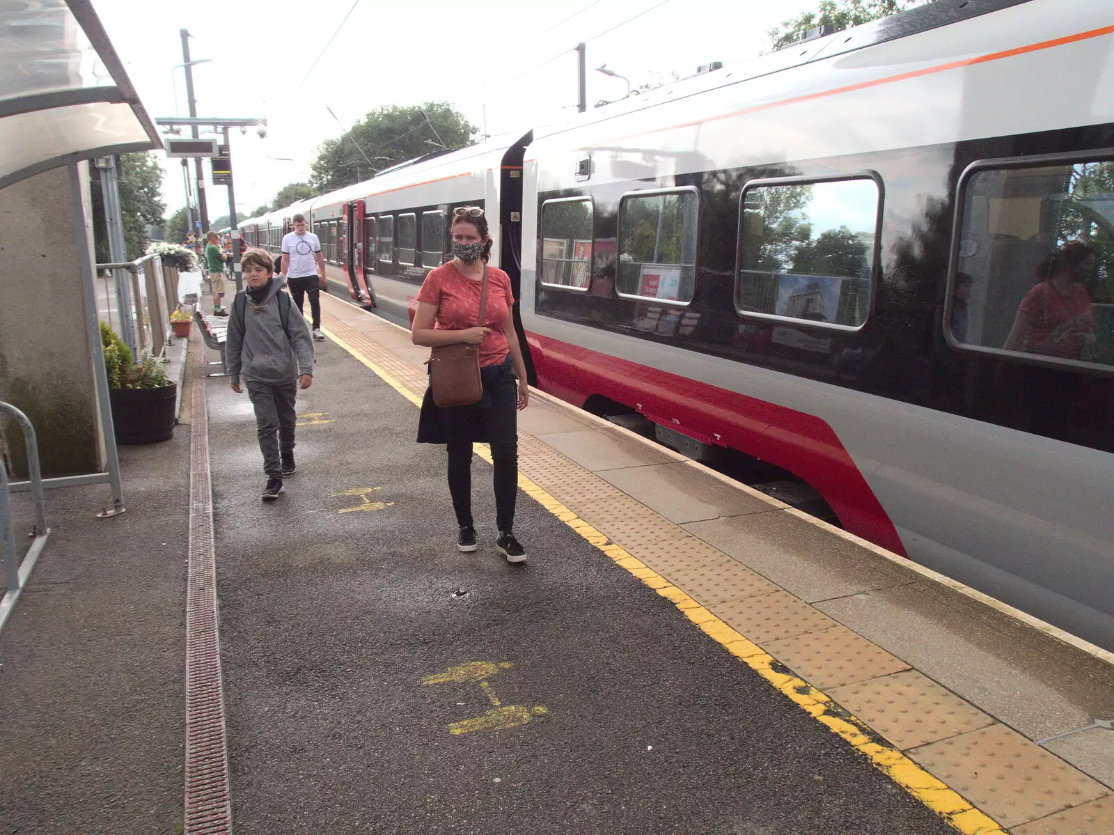 Fred and Isobel on the platform at Diss, from Head Out Not Home: A Music Day, Norwich, Norfolk - 22nd August 2021