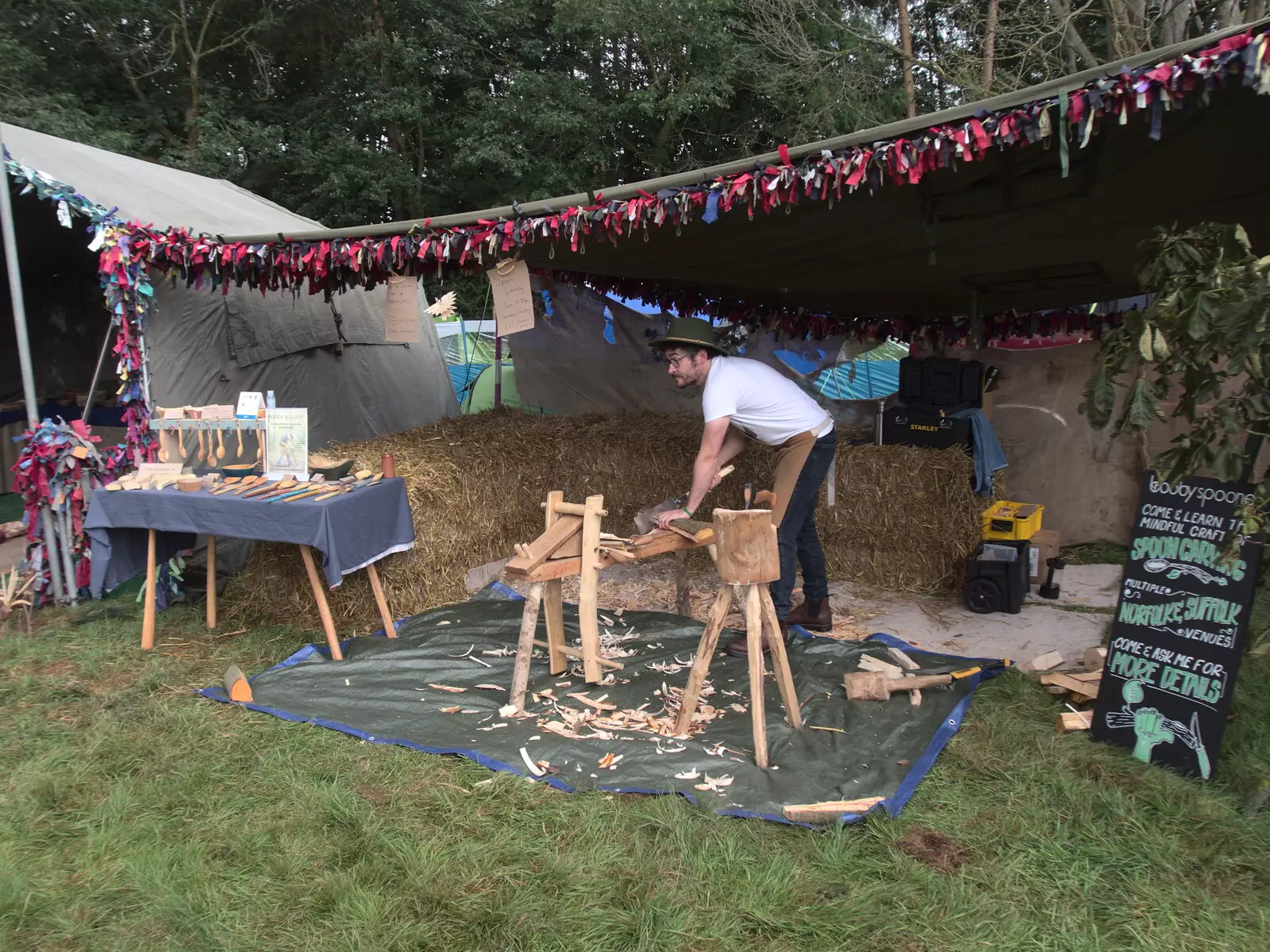 A spoon carver sets up, from Maui Waui Festival, Hill Farm, Gressenhall, Norfolk - 28th August 2021