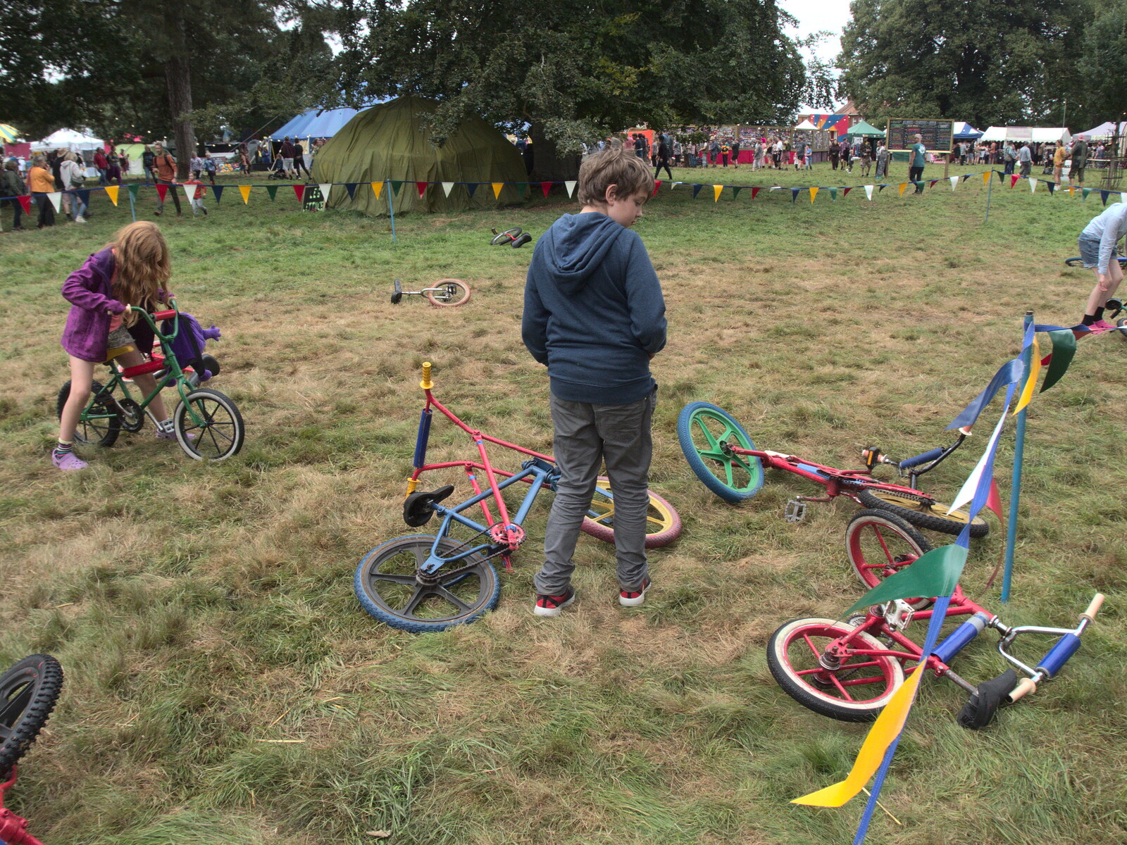 Fred looks at novelty bikes from Maui Waui Festival, Hill Farm, Gressenhall, Norfolk - 28th August 2021