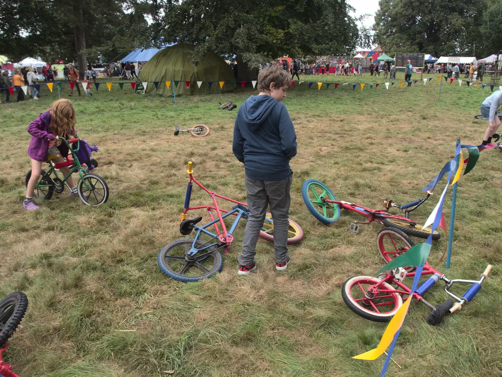 Fred looks at novelty bikes, from Maui Waui Festival, Hill Farm, Gressenhall, Norfolk - 28th August 2021