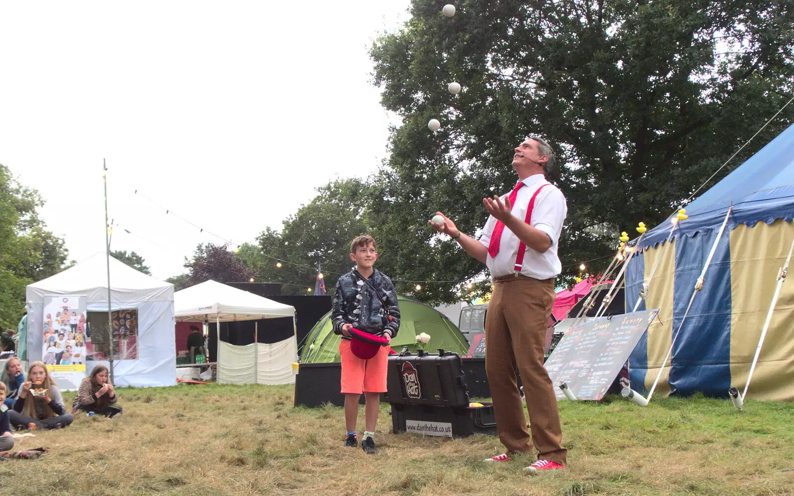 Dan the Hat juggles five balls, from Maui Waui Festival, Hill Farm, Gressenhall, Norfolk - 28th August 2021