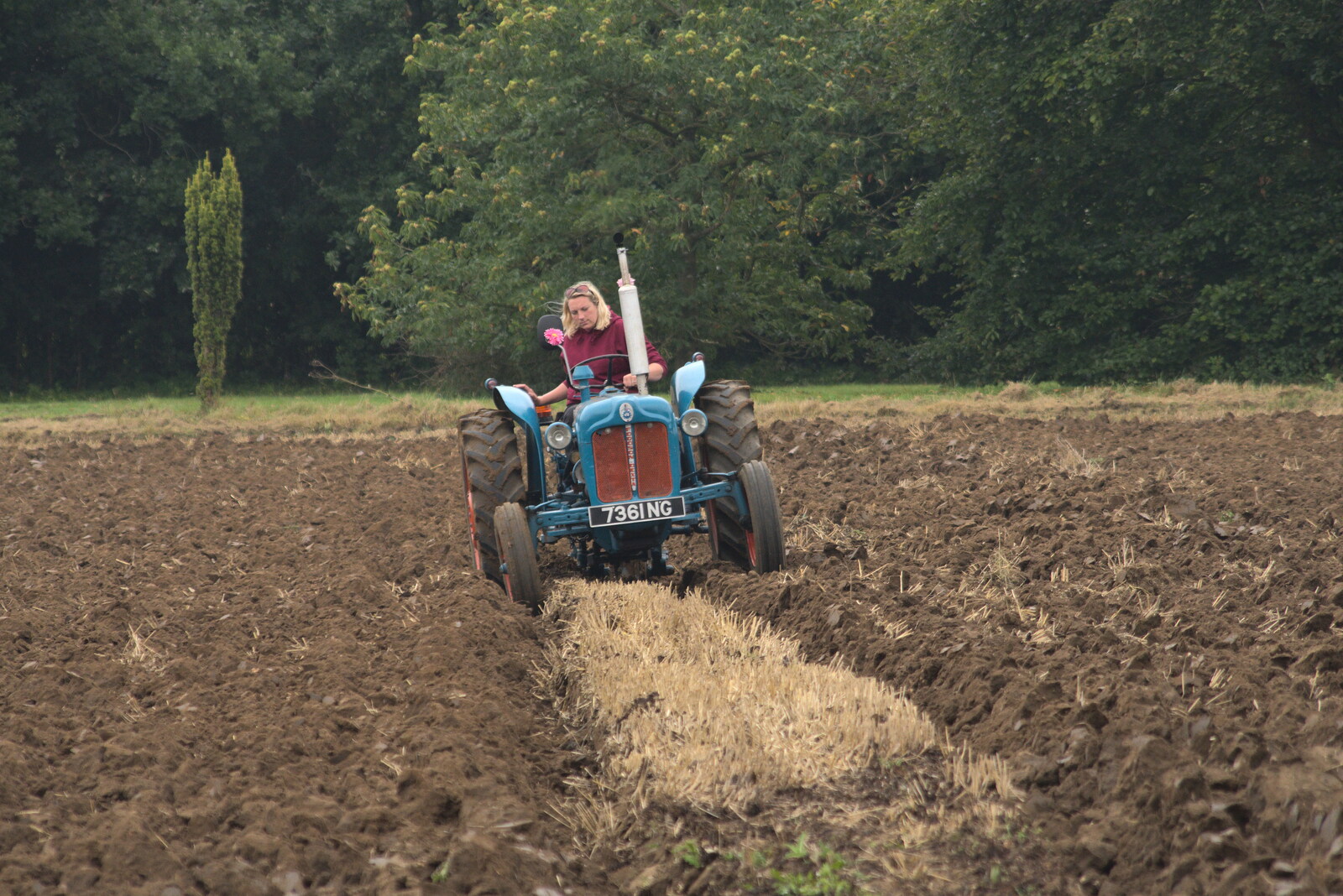 A Fordson does some ploughing from Vintage Tractor Ploughing, Thrandeston, Suffolk - 26th September 2021