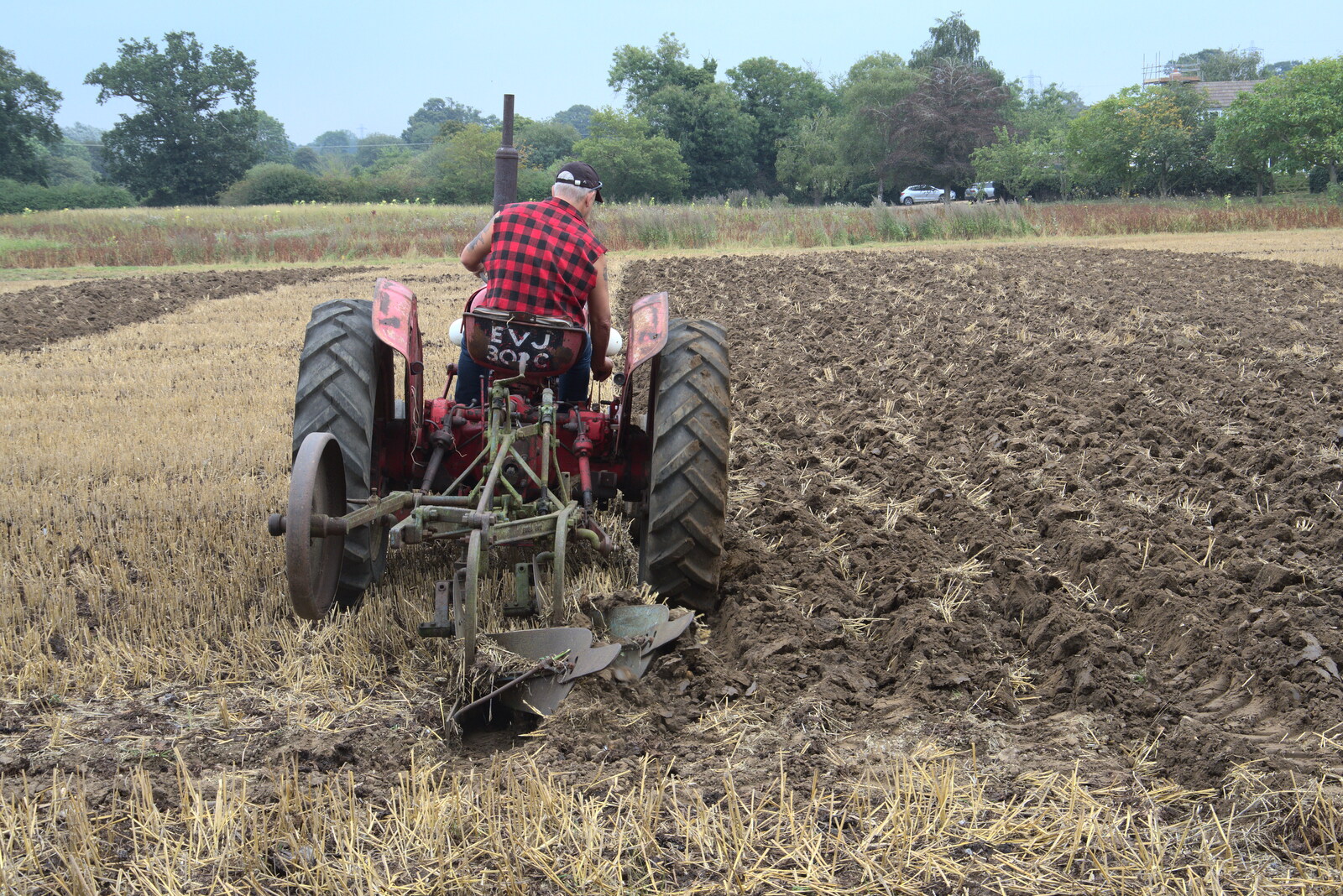 Vintage Tractor Ploughing, Thrandeston, Suffolk - 26th September 2021: Another run up the field