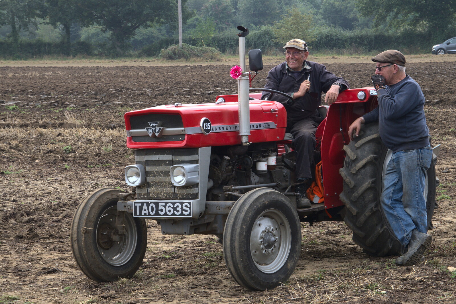 Vintage Tractor Ploughing, Thrandeston, Suffolk - 26th September 2021: More mardling over a Massey 135
