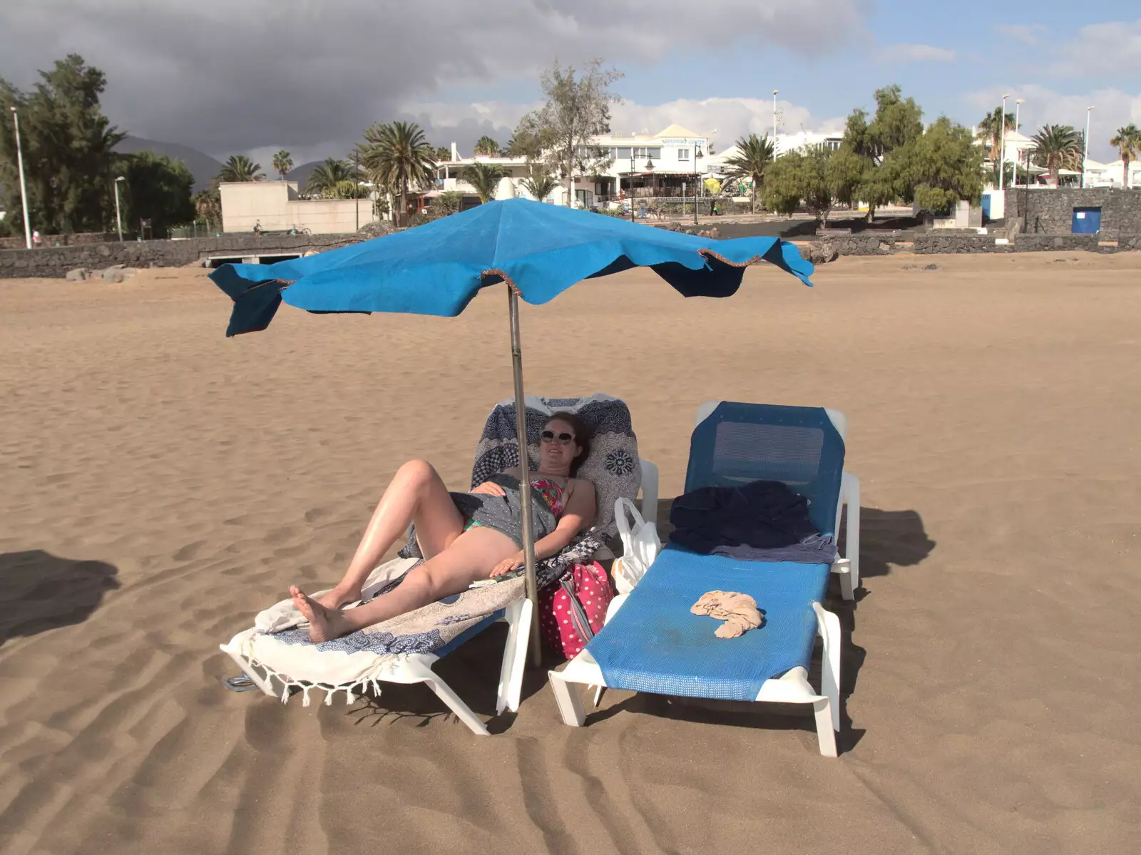 We hire some sunbeds for an hour or so, from The Volcanoes of Lanzarote, Canary Islands, Spain - 27th October 2021