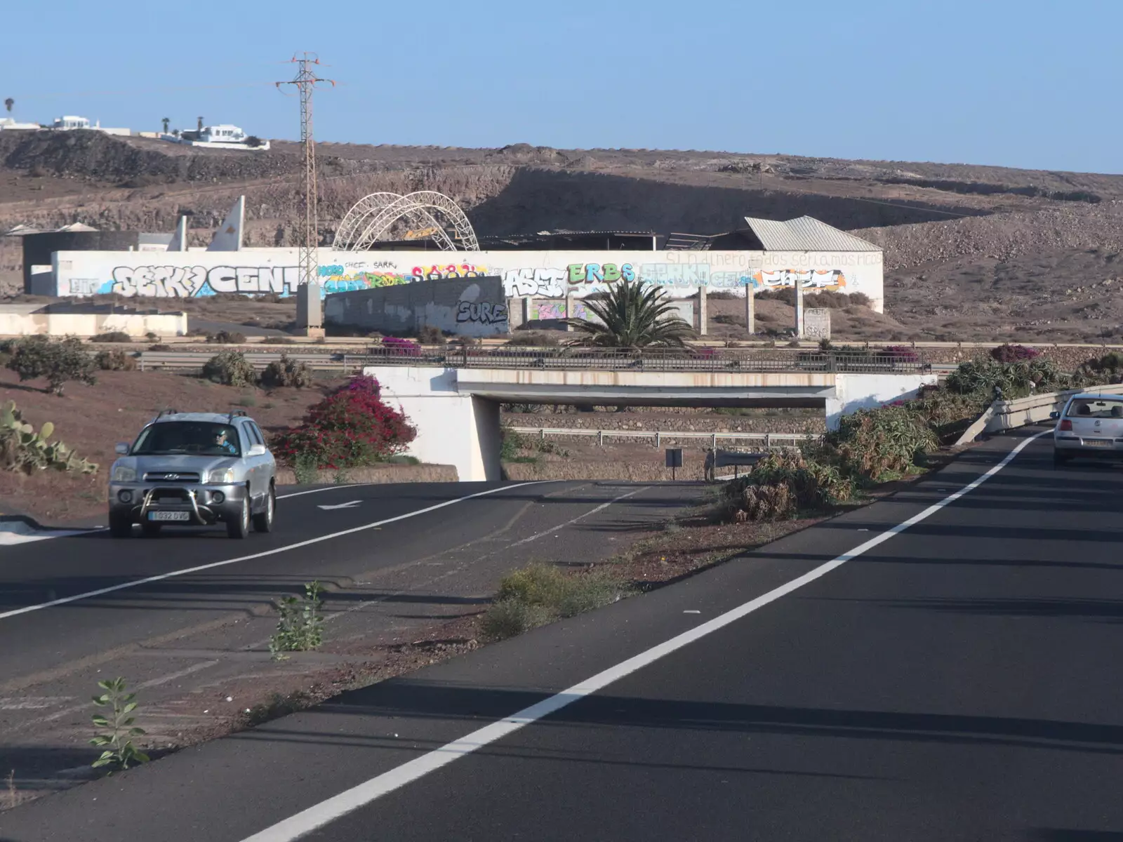 A derelict building on the way to the airport, from The Volcanoes of Lanzarote, Canary Islands, Spain - 27th October 2021