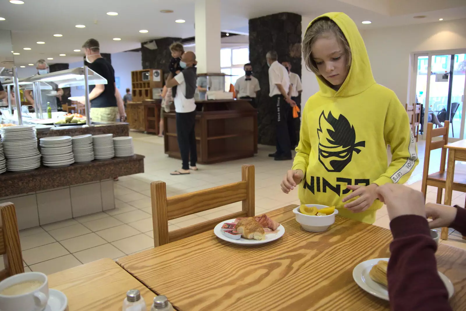 Harry gets some breakfast, from The Volcanoes of Lanzarote, Canary Islands, Spain - 27th October 2021