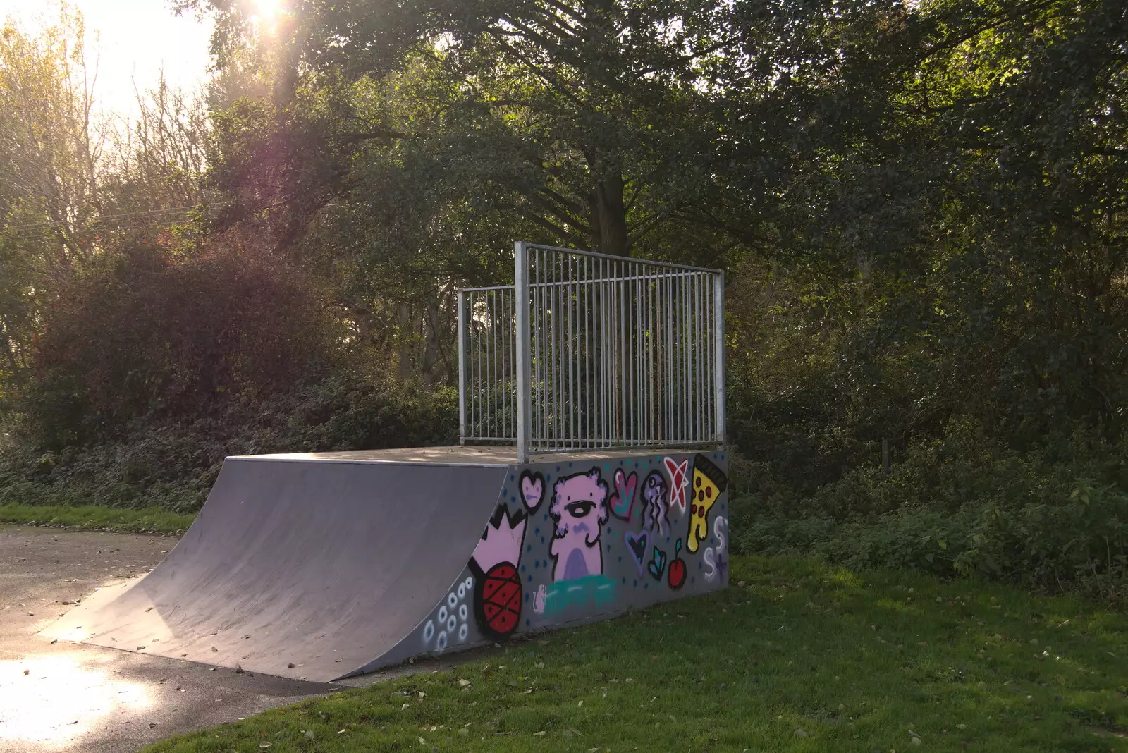 More graffiti in the sun, from A New Playground and Container Mountain, Eye, Suffolk - 7th November 2021