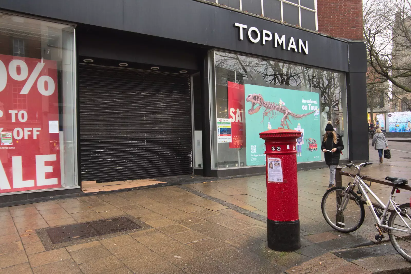 Topman is shuttered up, from Scooters and a Bit of Christmas Shopping, Eye and Norwich, Norfolk - 23rd December 2021