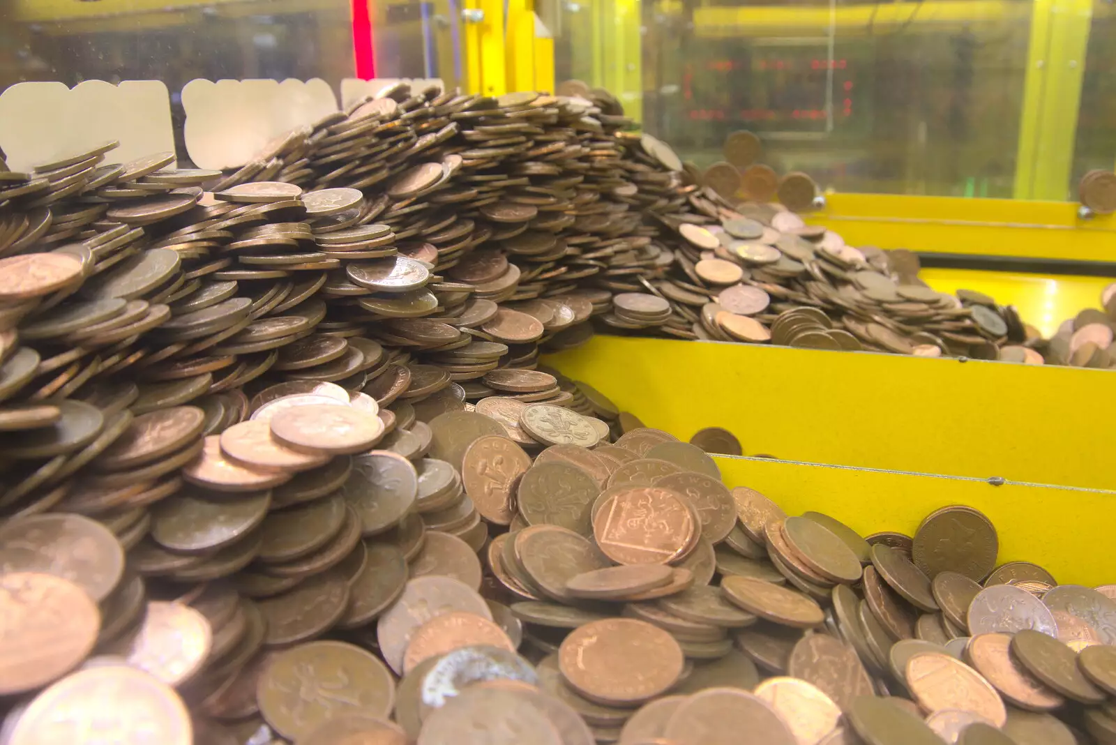 A massive pile of 2p pieces in the change machine, from A Few Hours at the Seaside, Southwold, Suffolk - 27th December 2021