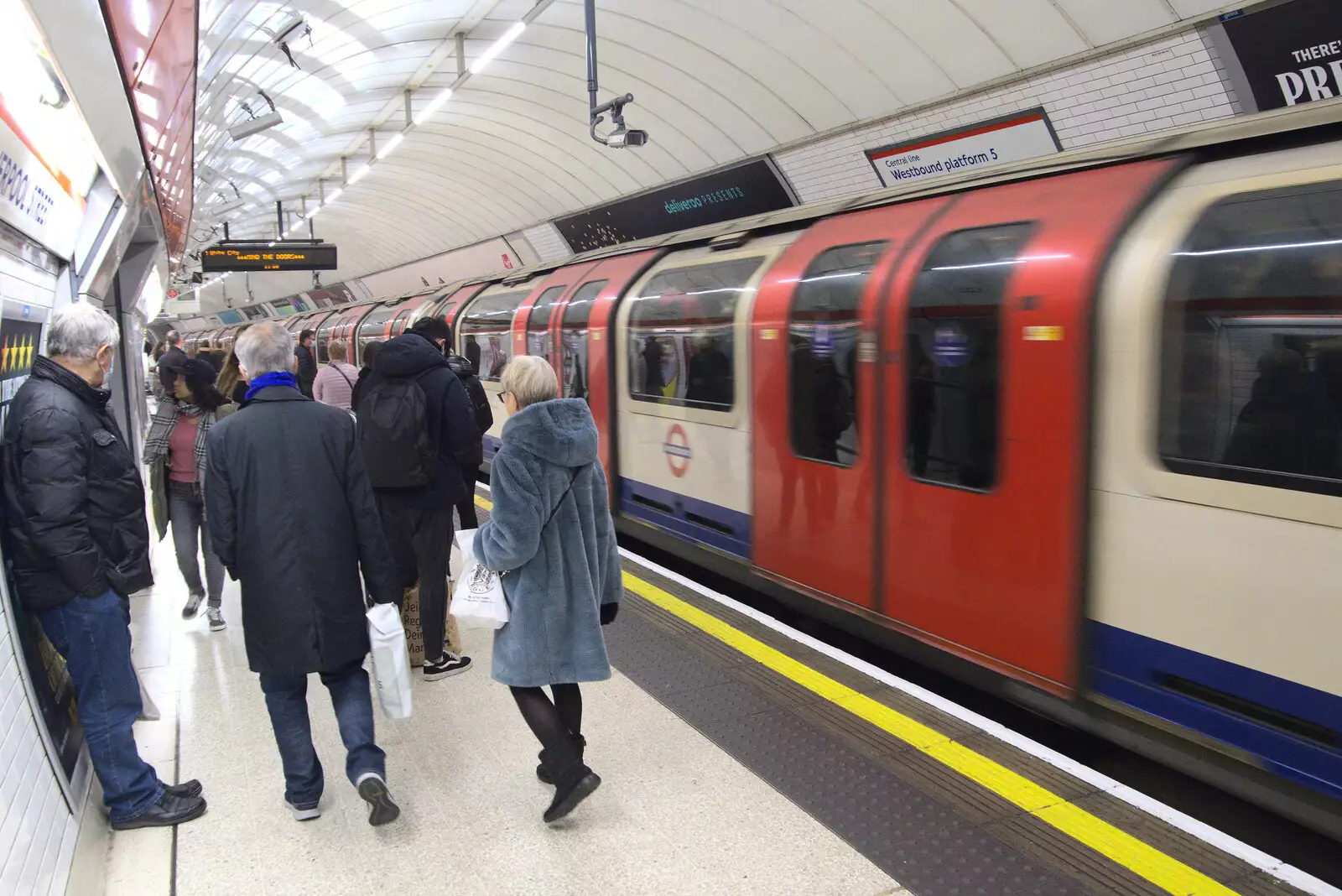 A Central Line tube comes into the station, from A Trip to the Natural History Museum, Kensington, London - 15th January 2022