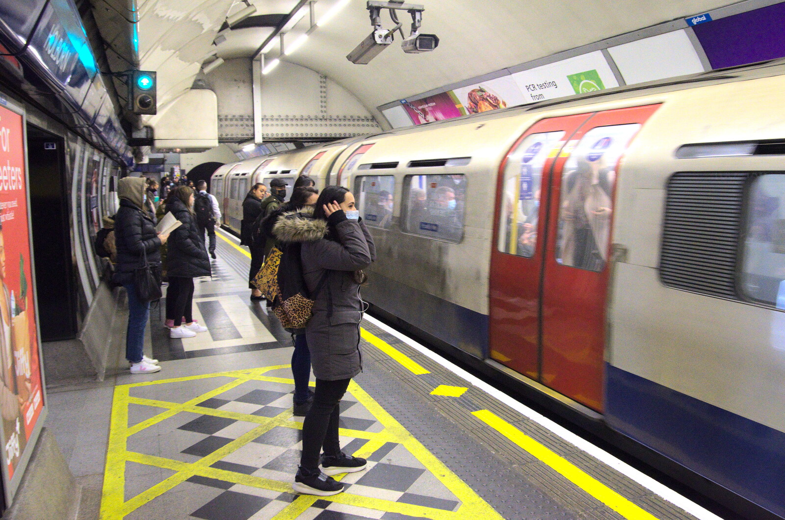 Another tube train arrives from A Trip to the Natural History Museum, Kensington, London - 15th January 2022