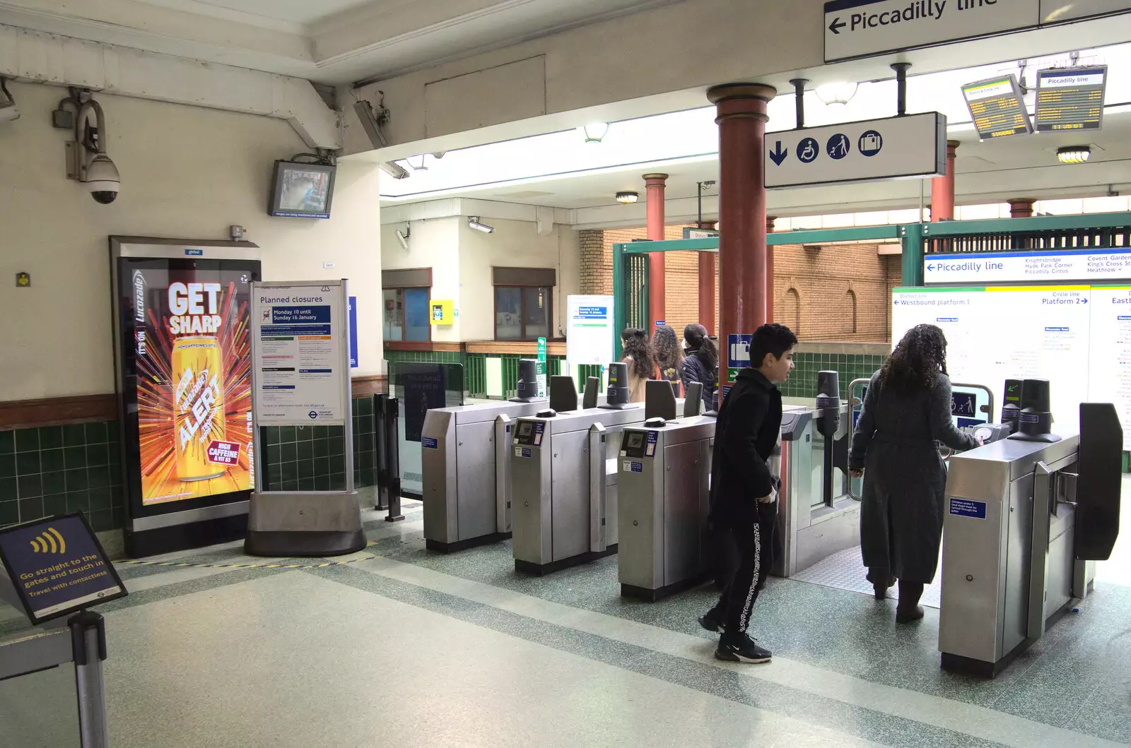 The ticket barriers at Gloucester Road, from A Trip to the Natural History Museum, Kensington, London - 15th January 2022