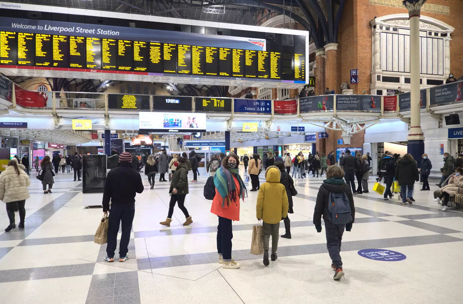 Liverpool Street Station and its information sign, from A Trip to the Natural History Museum, Kensington, London - 15th January 2022