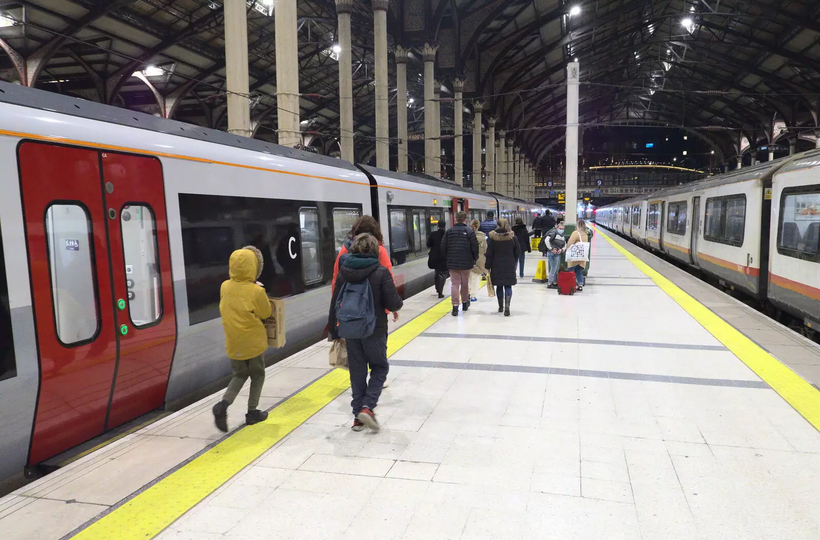 We walk along platform 8, from A Trip to the Natural History Museum, Kensington, London - 15th January 2022