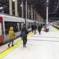 We walk along platform 8, A Trip to the Natural History Museum, Kensington, London - 15th January 2022