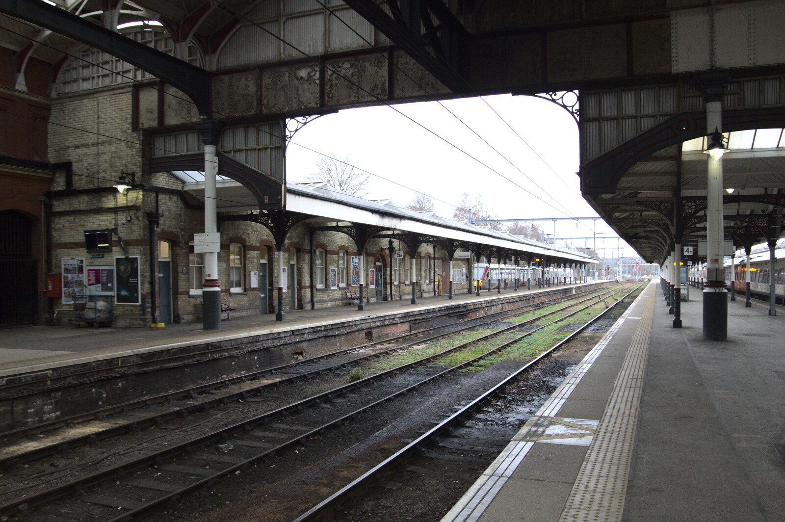 Norwich's platforms 4 and 5 are empty for a change from The Lost Pubs of Norwich, Norfolk - 13th February 2022