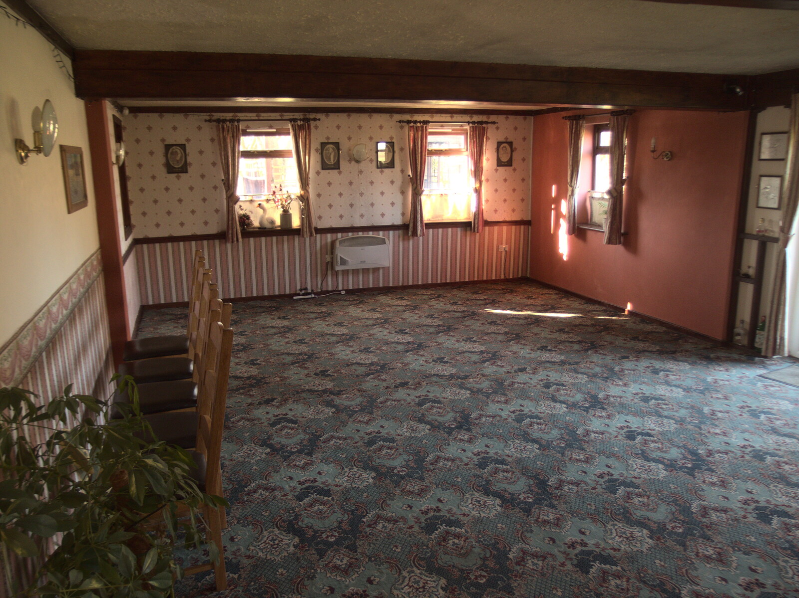 The Swan's restaurant is almost empty from The Swan Inn: An Epilogue, Brome, Suffolk - 17th February 2022