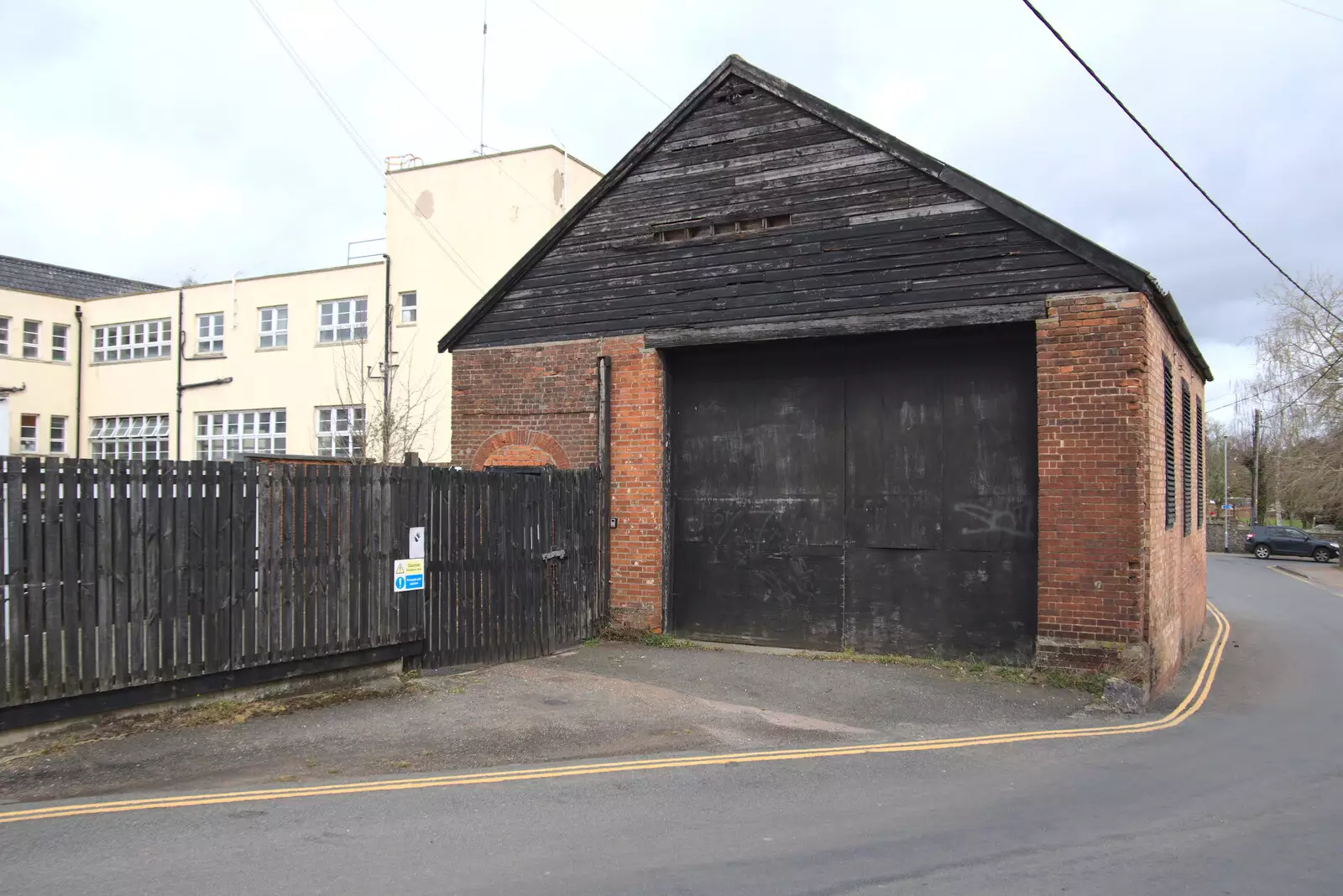 An old garage/shed on Chapel Street in Diss, from A Trip Down South, New Milton, Hampshire - 9th April 2022