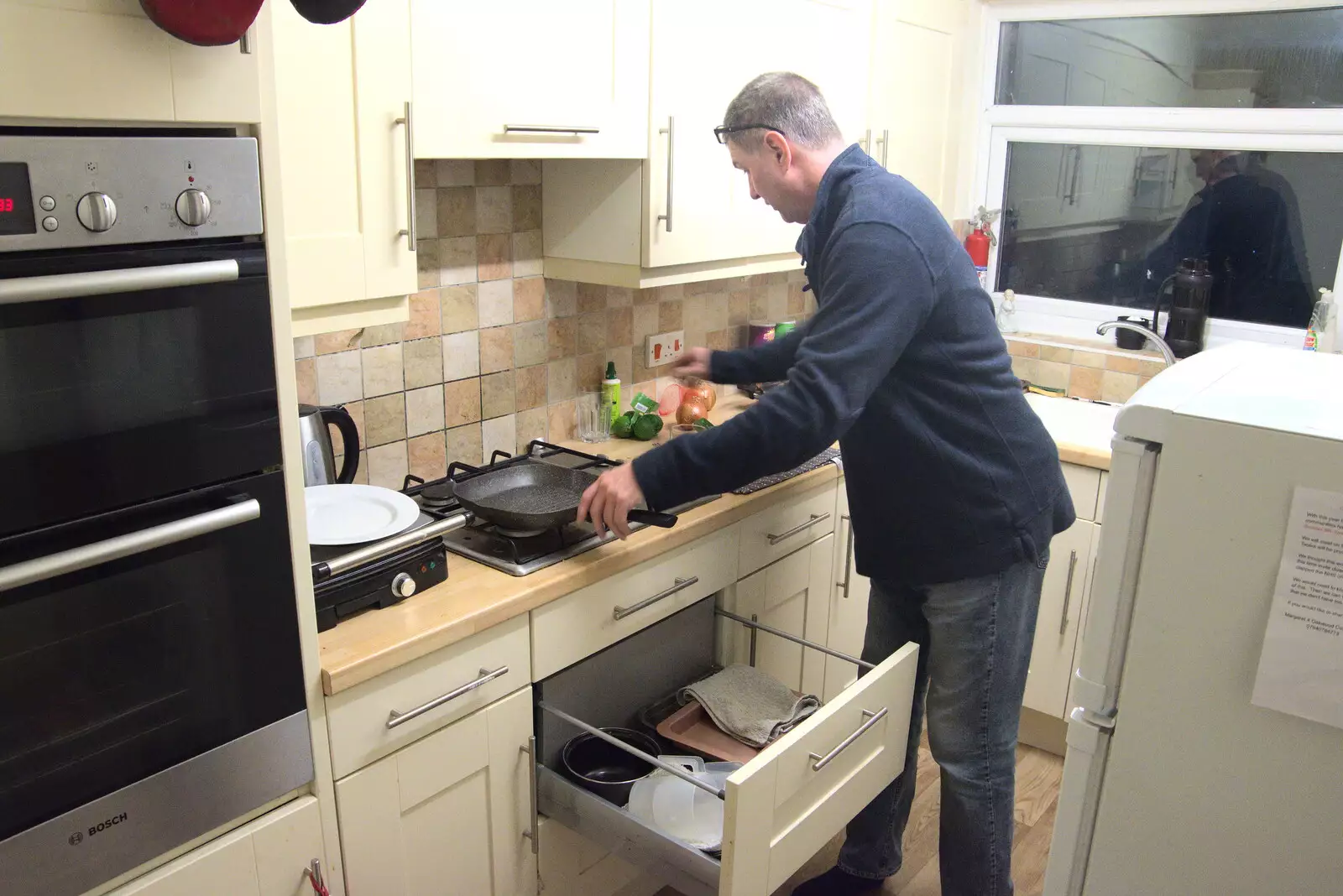 Sean rustles up some fajitas, from A Trip Down South, New Milton, Hampshire - 9th April 2022