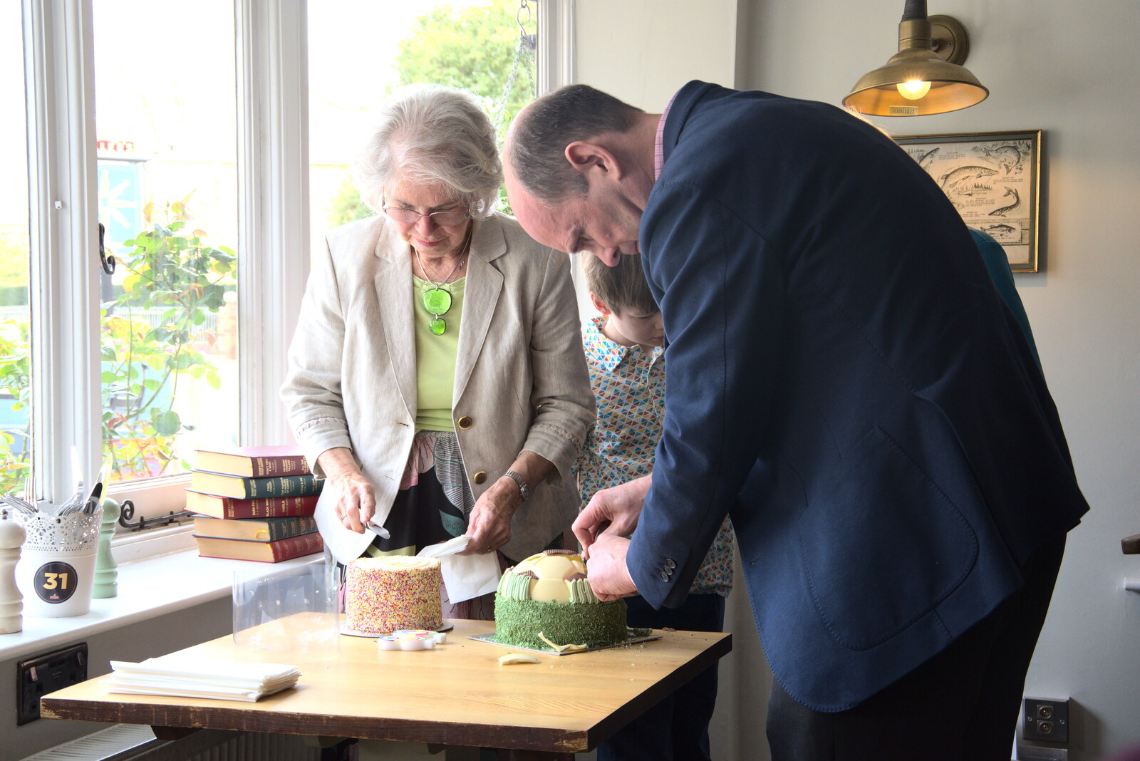 Bernice's Birthday and Walks Around New Milton and Lymington, Hampshire - 10th April 2022: Bernice and Phil sort out some cake slicing