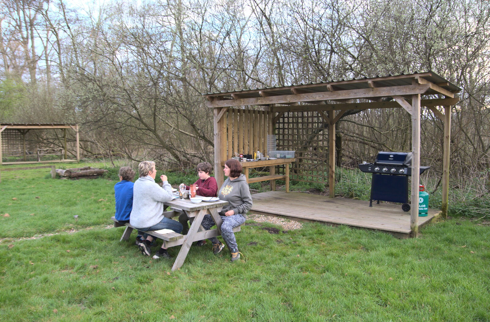 A Camper-Van Trip, West Harling, Norfolk - 13th April 2022: Hotdogs outside Jules's shepherd hut