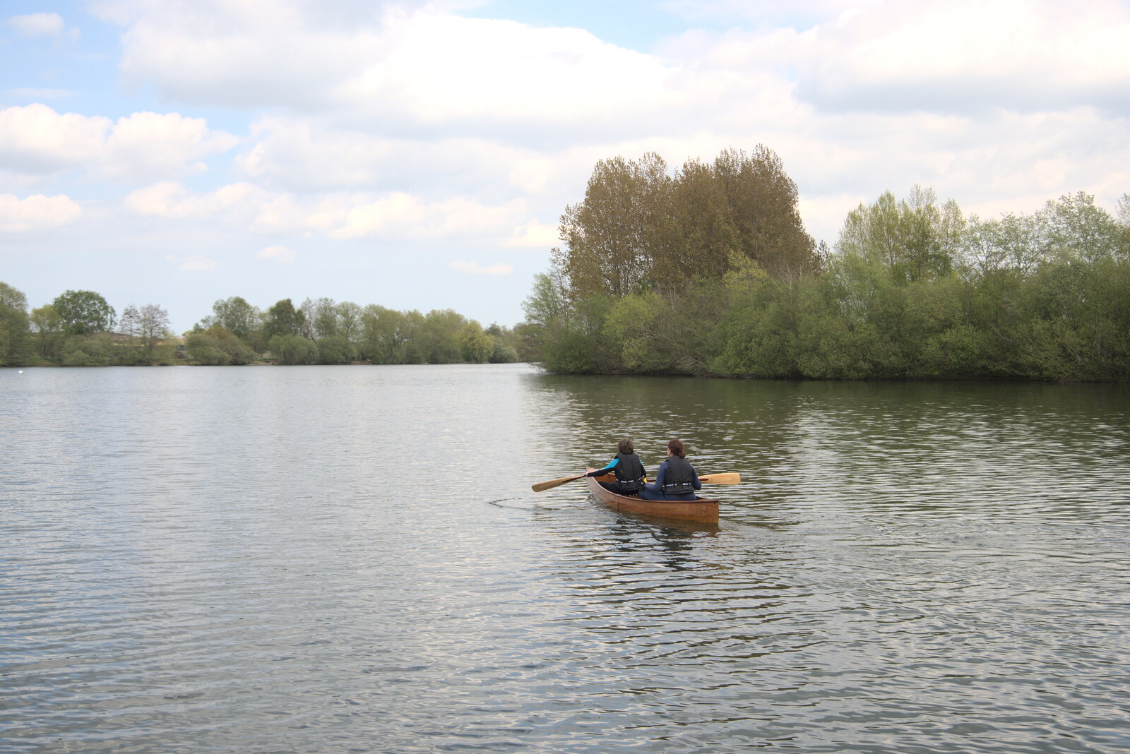 The Canoe's First Outing, Weybread Lake, Harleston - 1st May 2022: Fred and Isobel head out onto the lake
